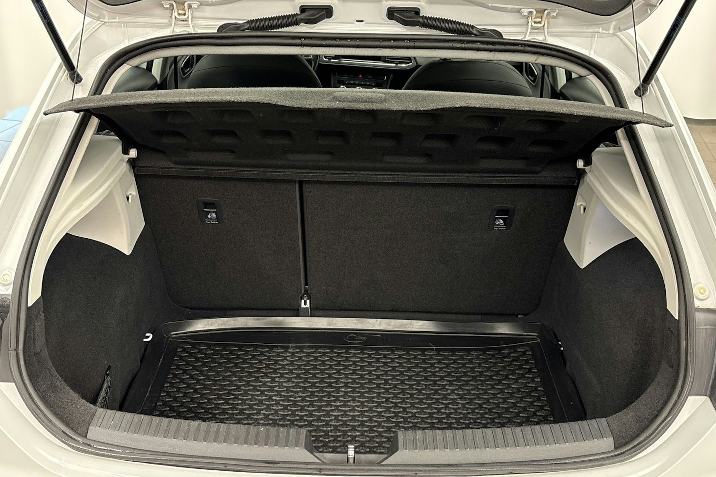 valkoinen SEAT Leon 2018 kuva 22.