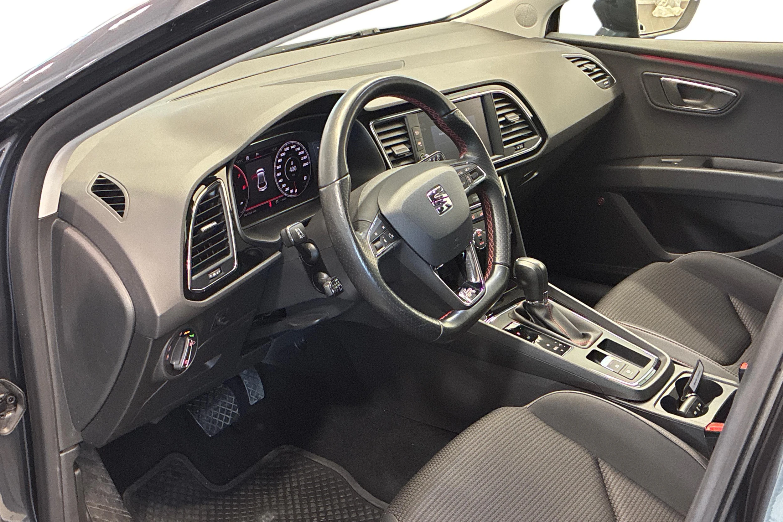 harmaa SEAT Leon 2019 kuva 8.