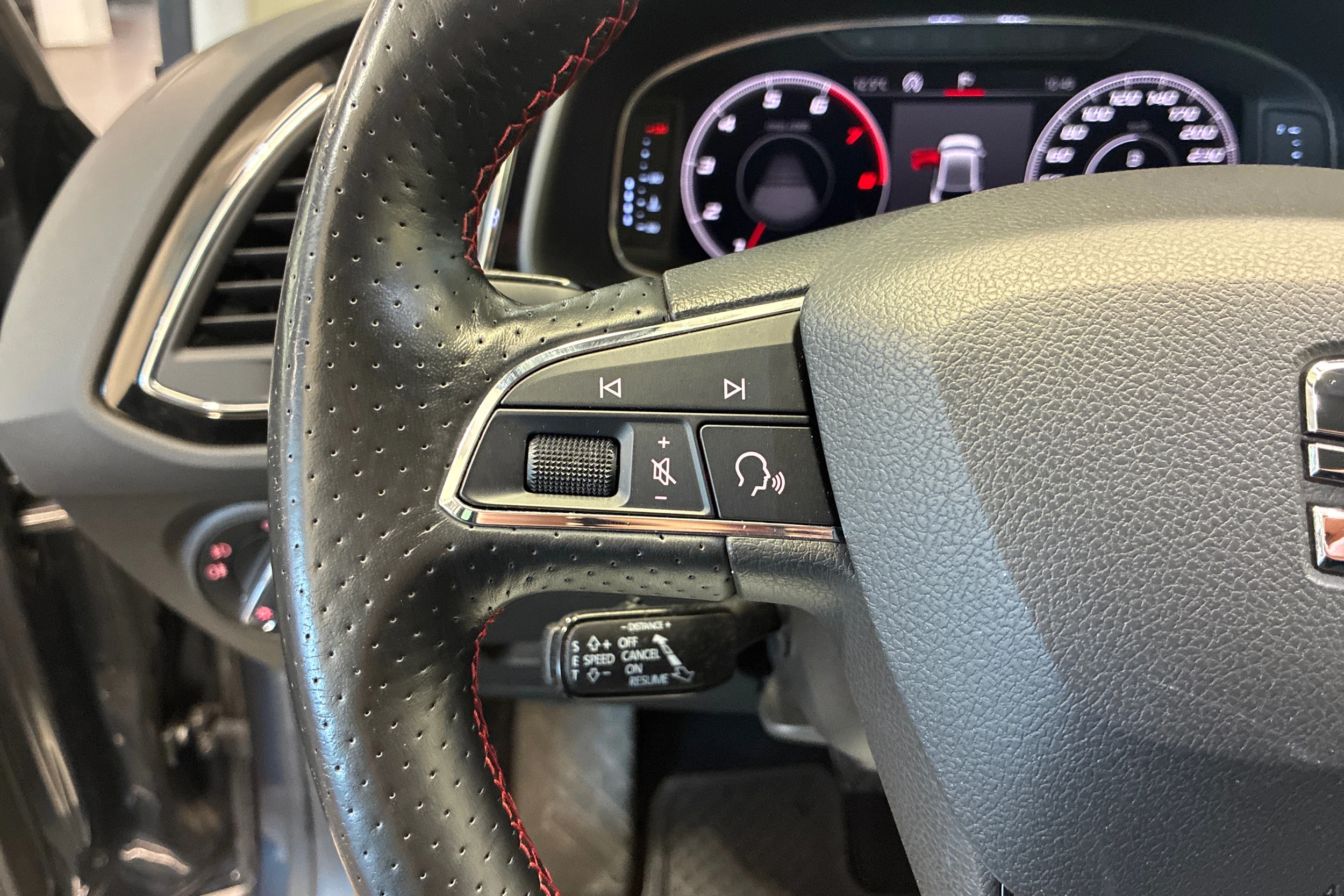 harmaa SEAT Leon 2019 kuva 15.