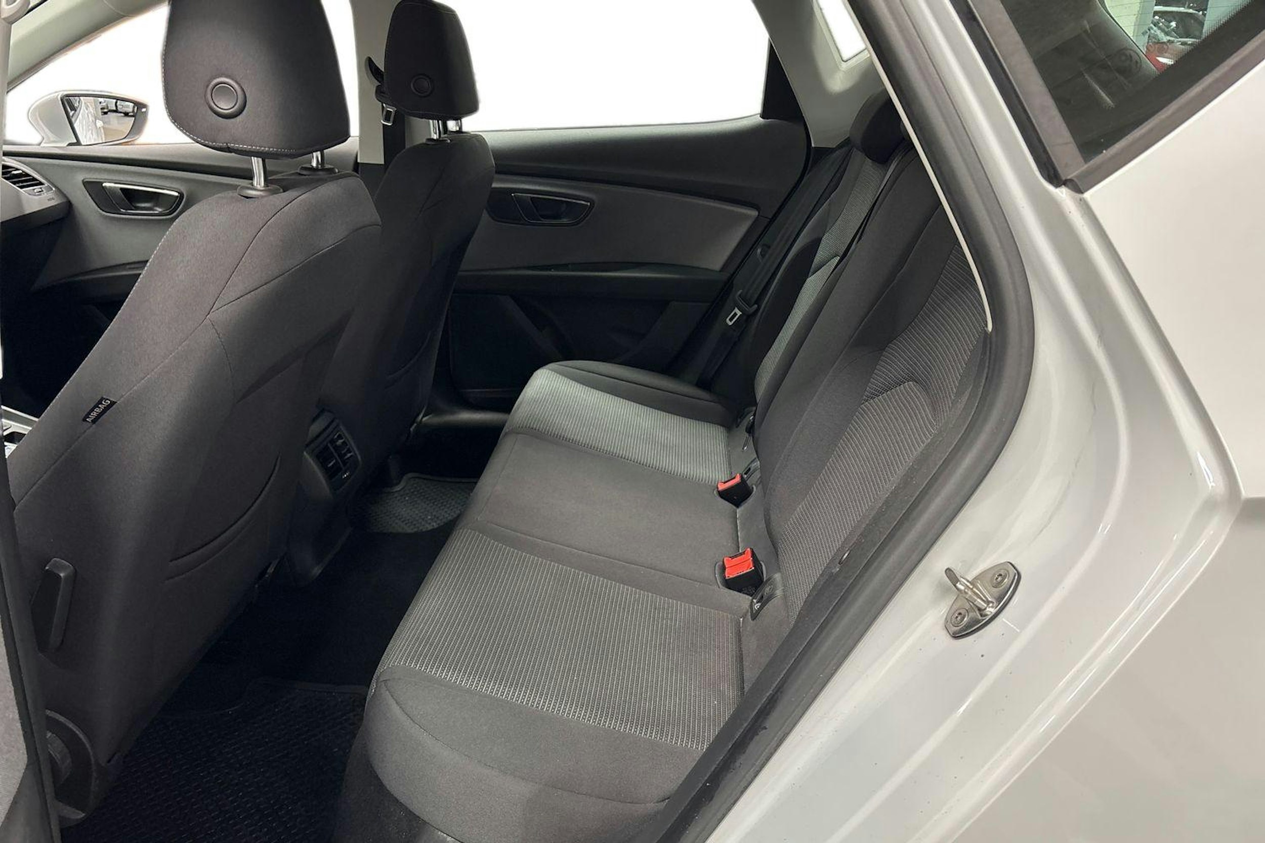 valkoinen SEAT Leon 2019 kuva 8.
