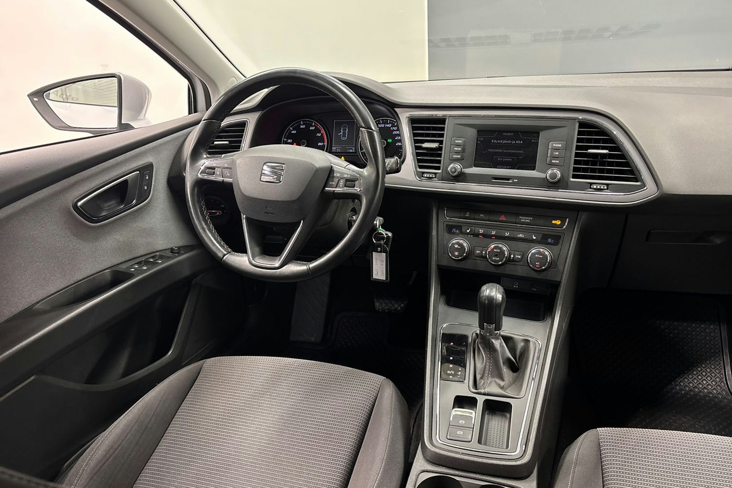 valkoinen SEAT Leon 2019 kuva 11.