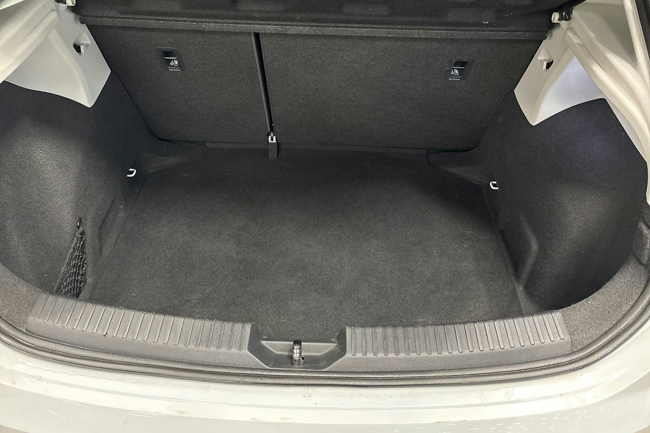 valkoinen SEAT Leon 2019 kuva 12.