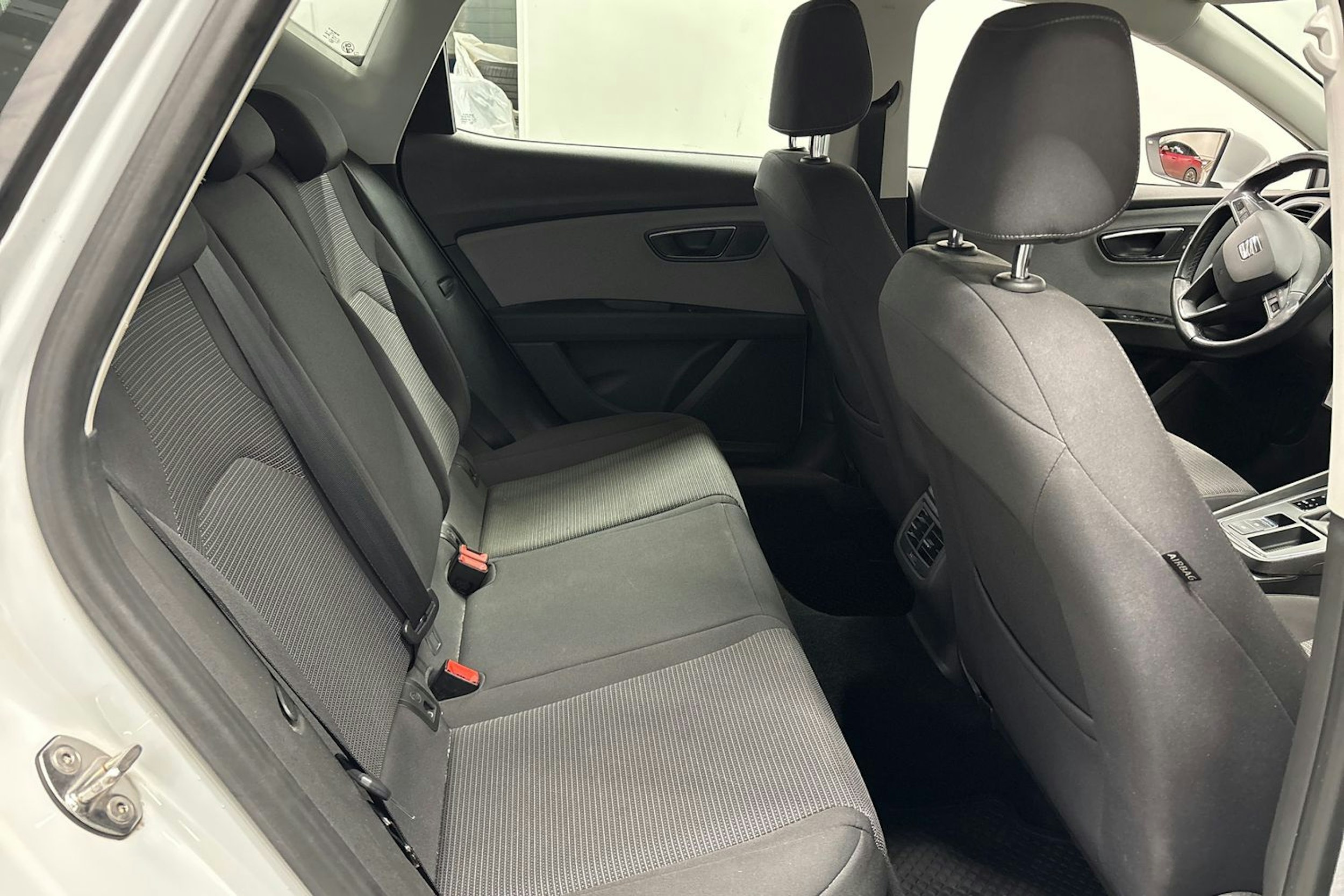 valkoinen SEAT Leon 2019 kuva 13.