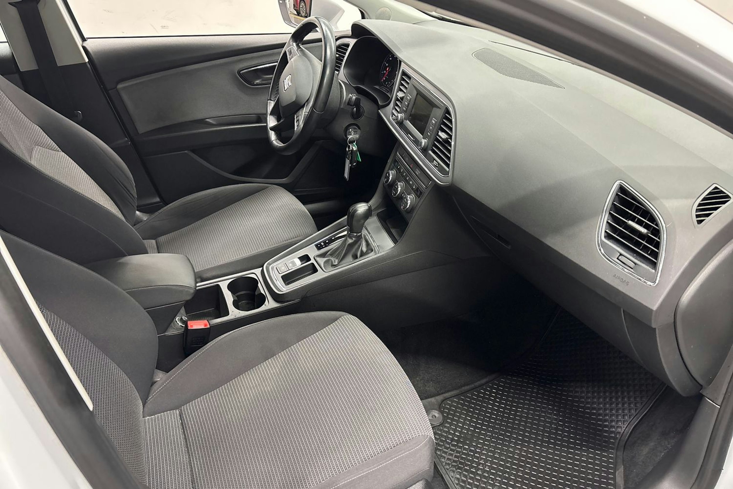 valkoinen SEAT Leon 2019 kuva 14.