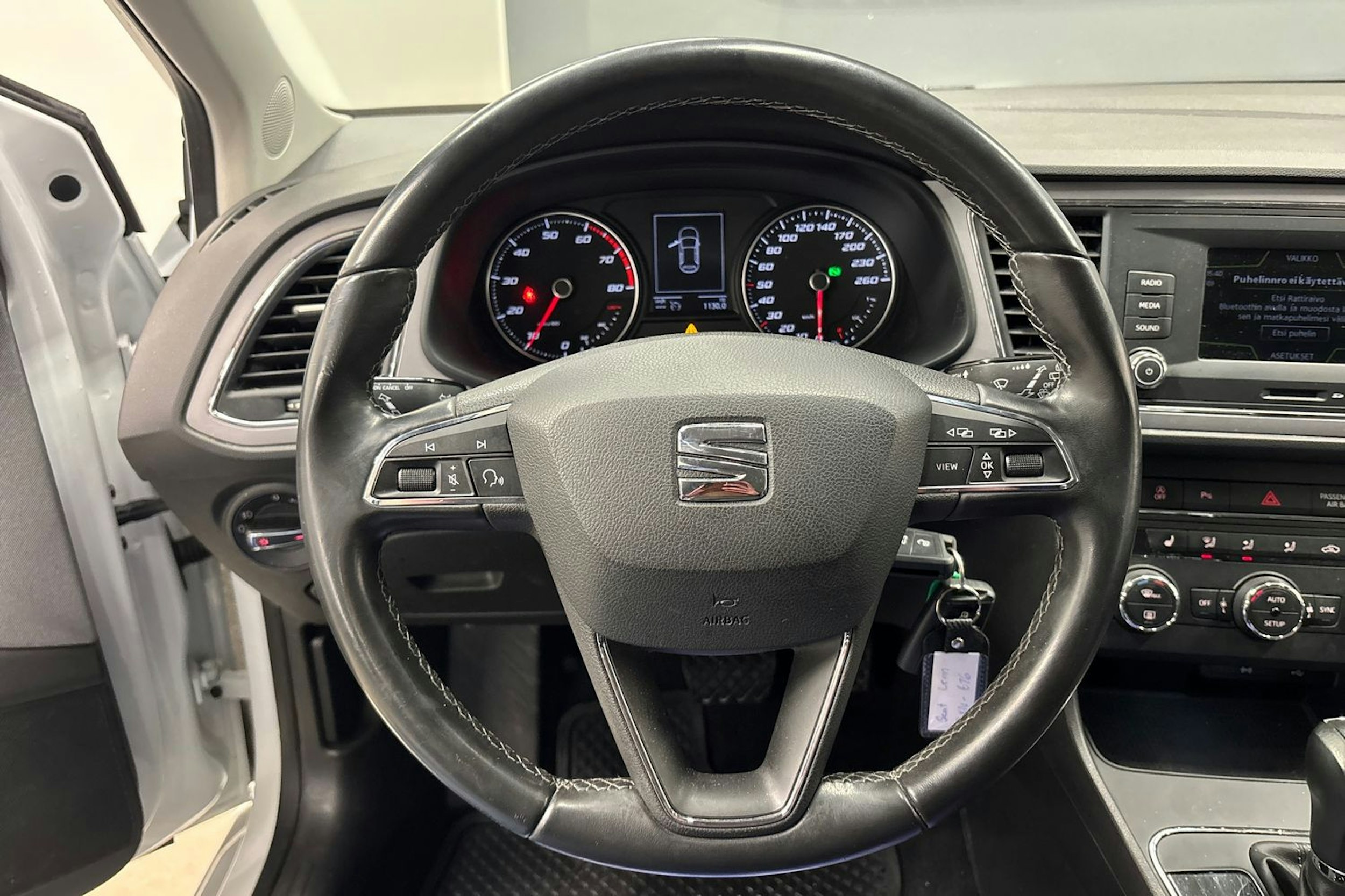 valkoinen SEAT Leon 2019 kuva 16.