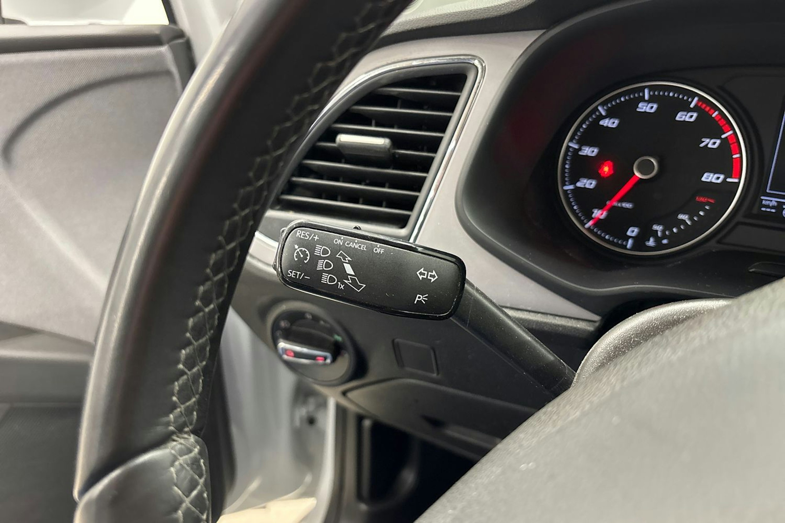 valkoinen SEAT Leon 2019 kuva 17.