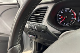 valkoinen SEAT Leon 2019 kuva 17.