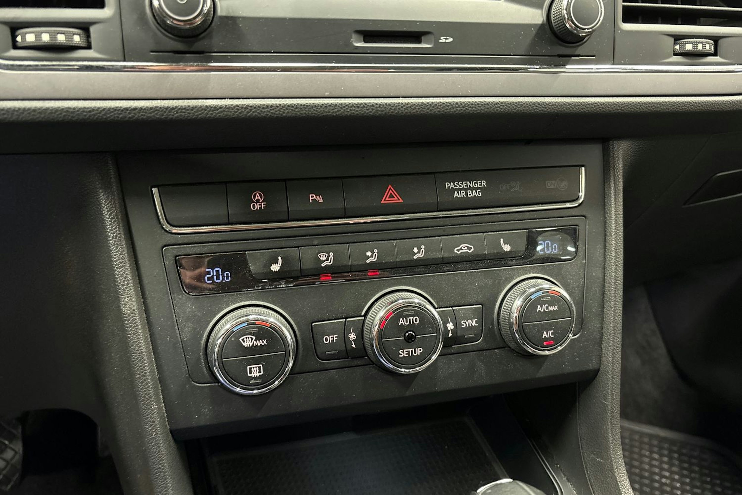 valkoinen SEAT Leon 2019 kuva 19.