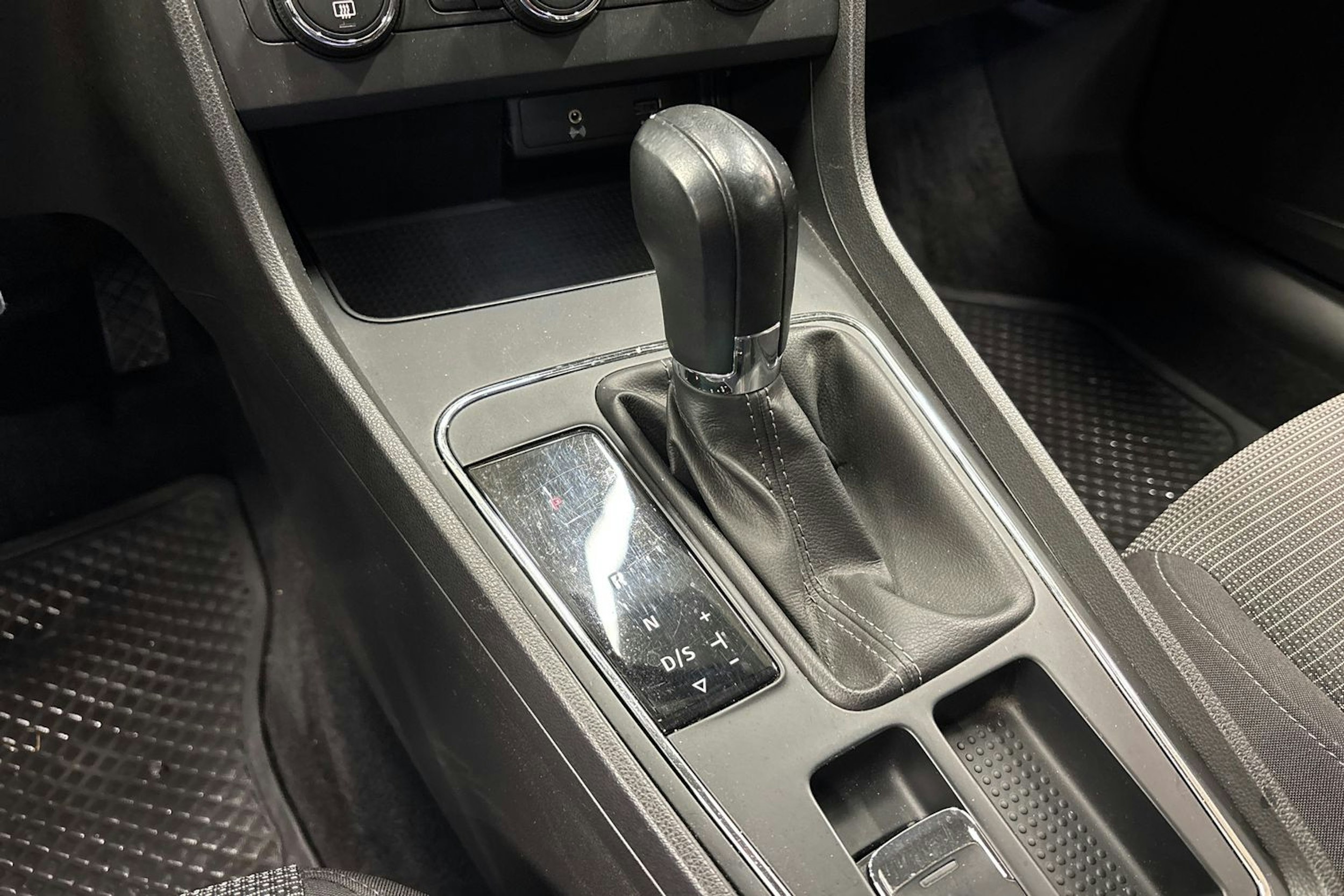 valkoinen SEAT Leon 2019 kuva 20.