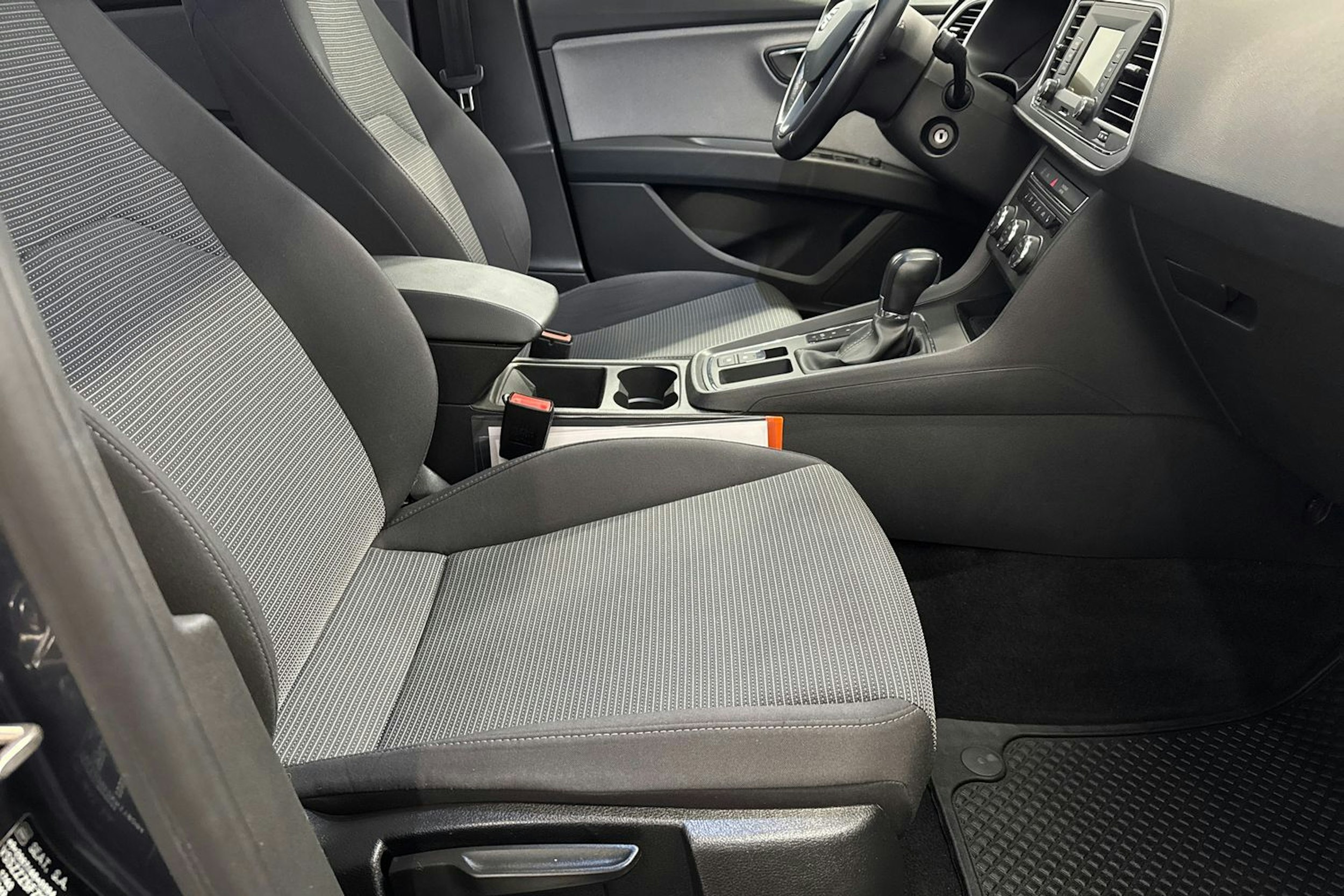 harmaa SEAT Leon 2019 kuva 32.