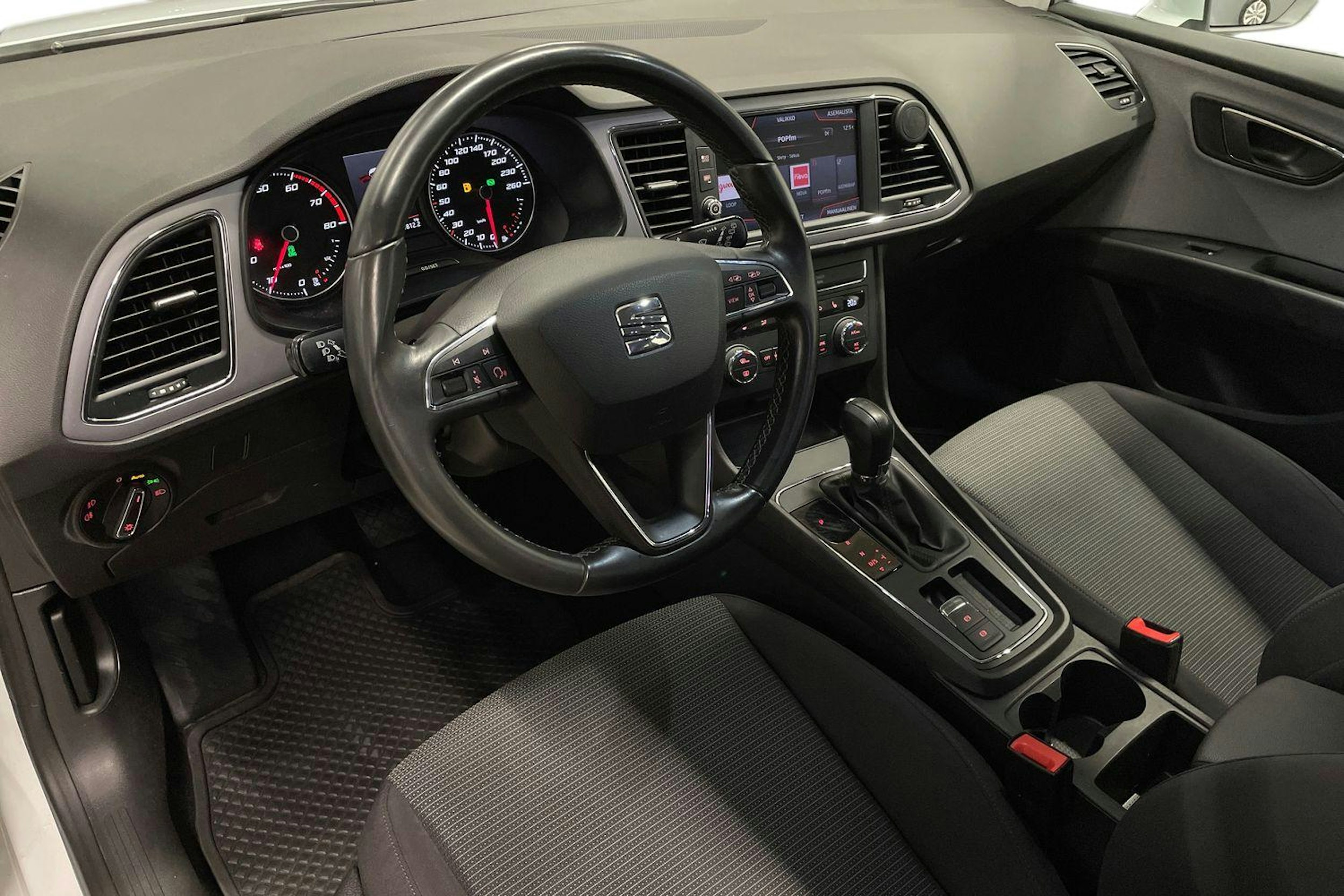 valkoinen SEAT Leon 2019 kuva 7.