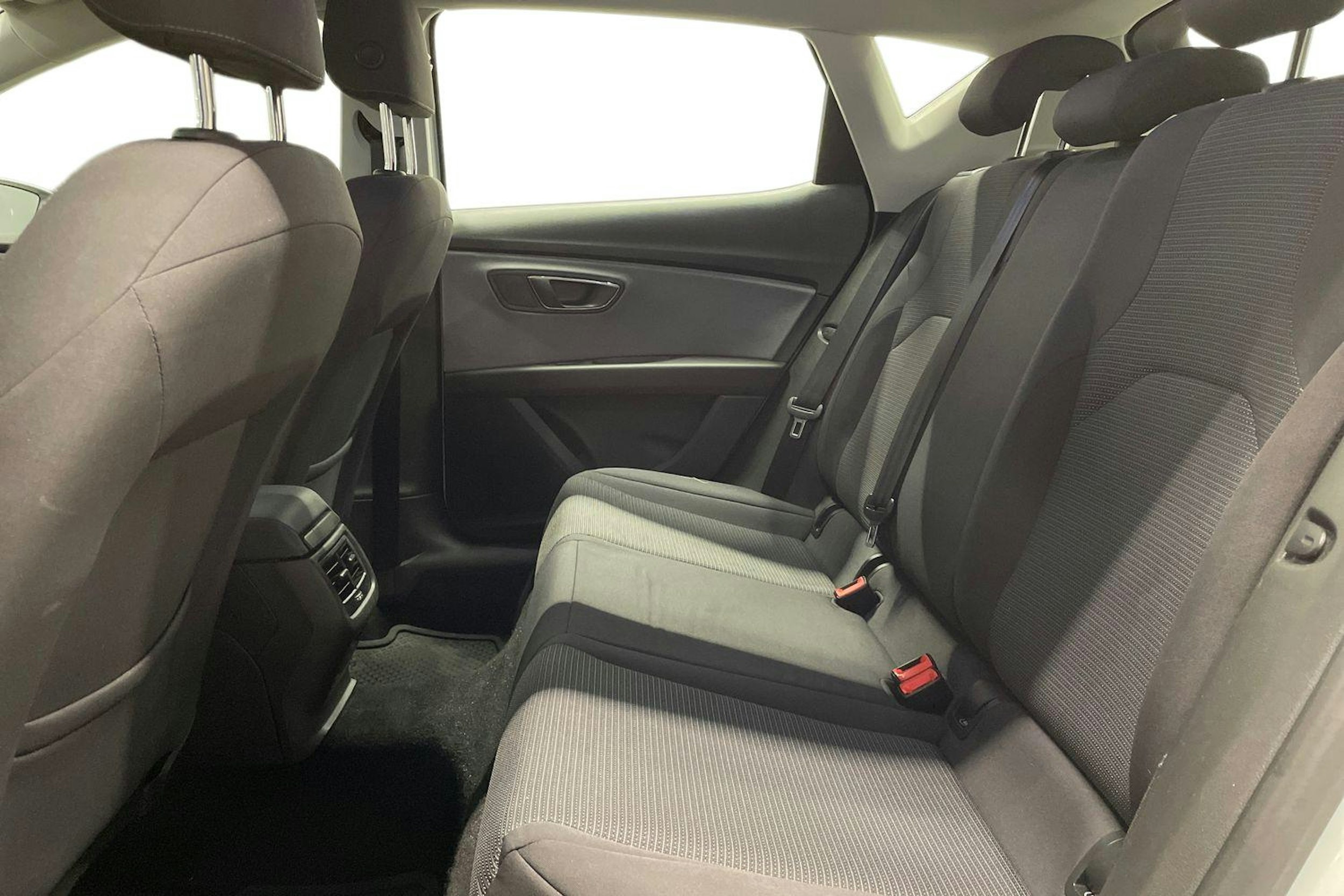 valkoinen SEAT Leon 2019 kuva 10.