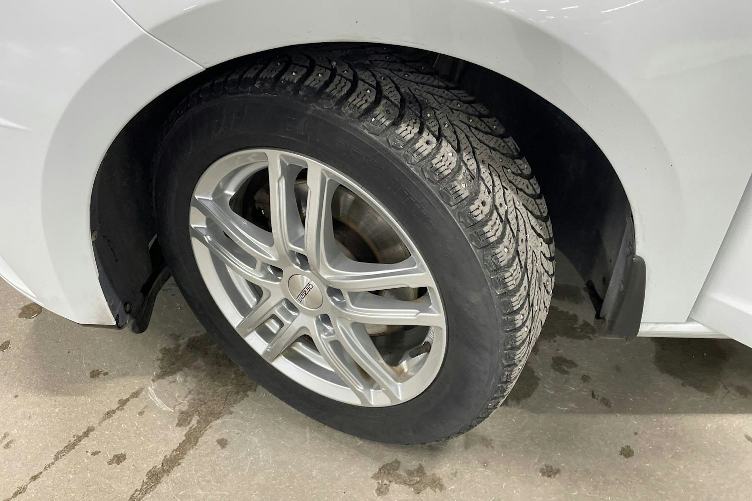 valkoinen SEAT Leon 2019 kuva 13.