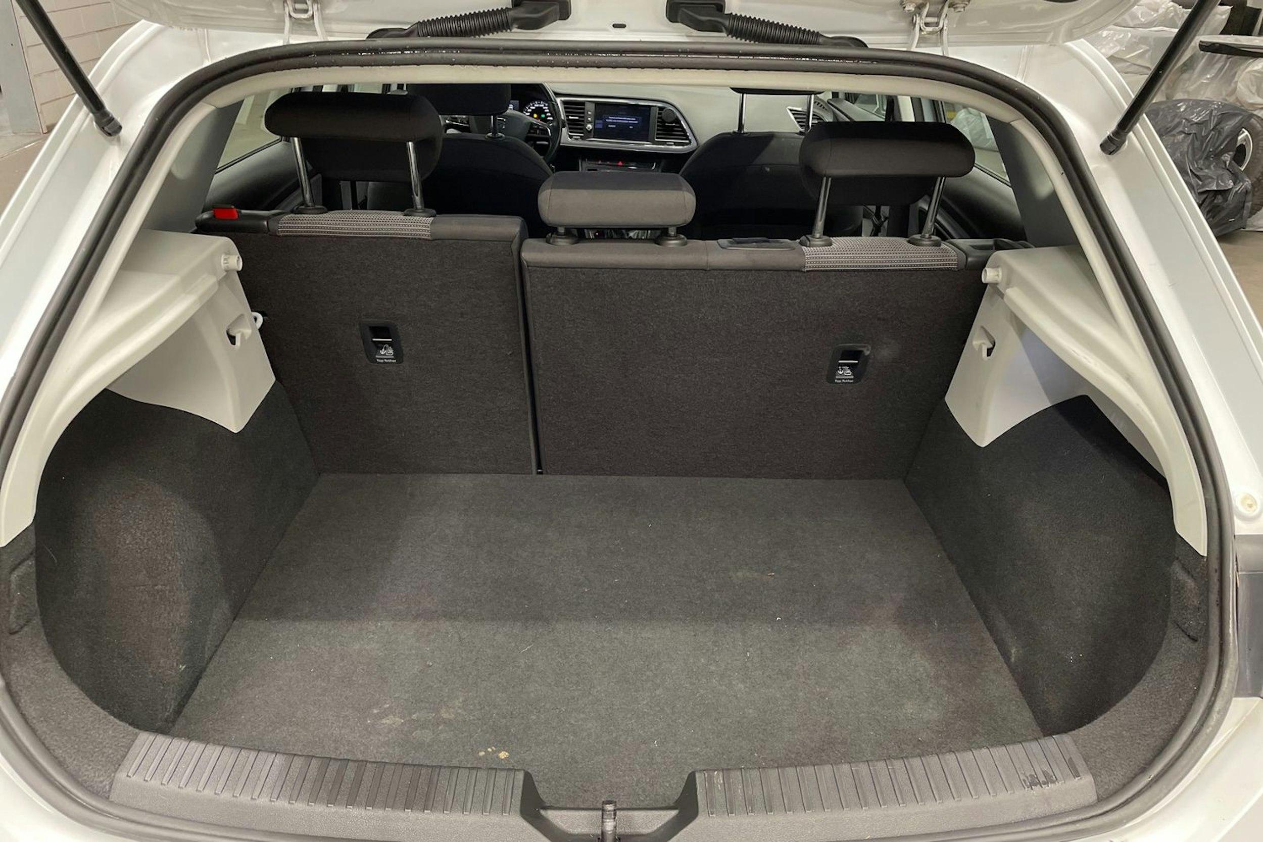 valkoinen SEAT Leon 2019 kuva 15.