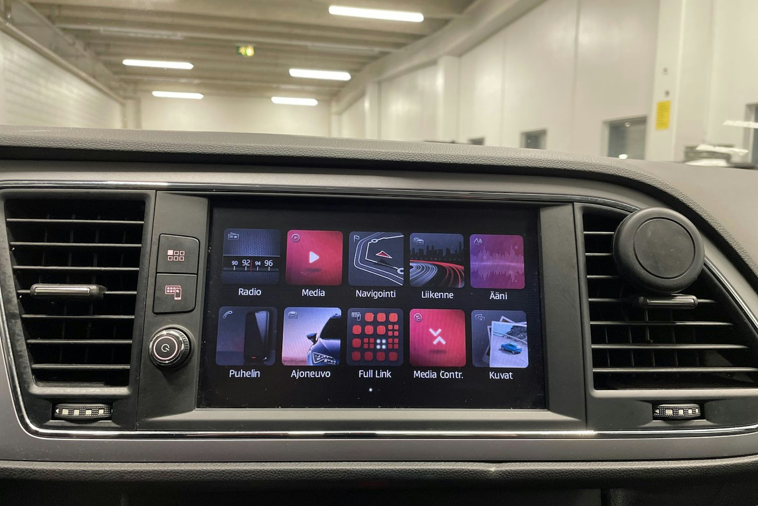 valkoinen SEAT Leon 2019 kuva 17.