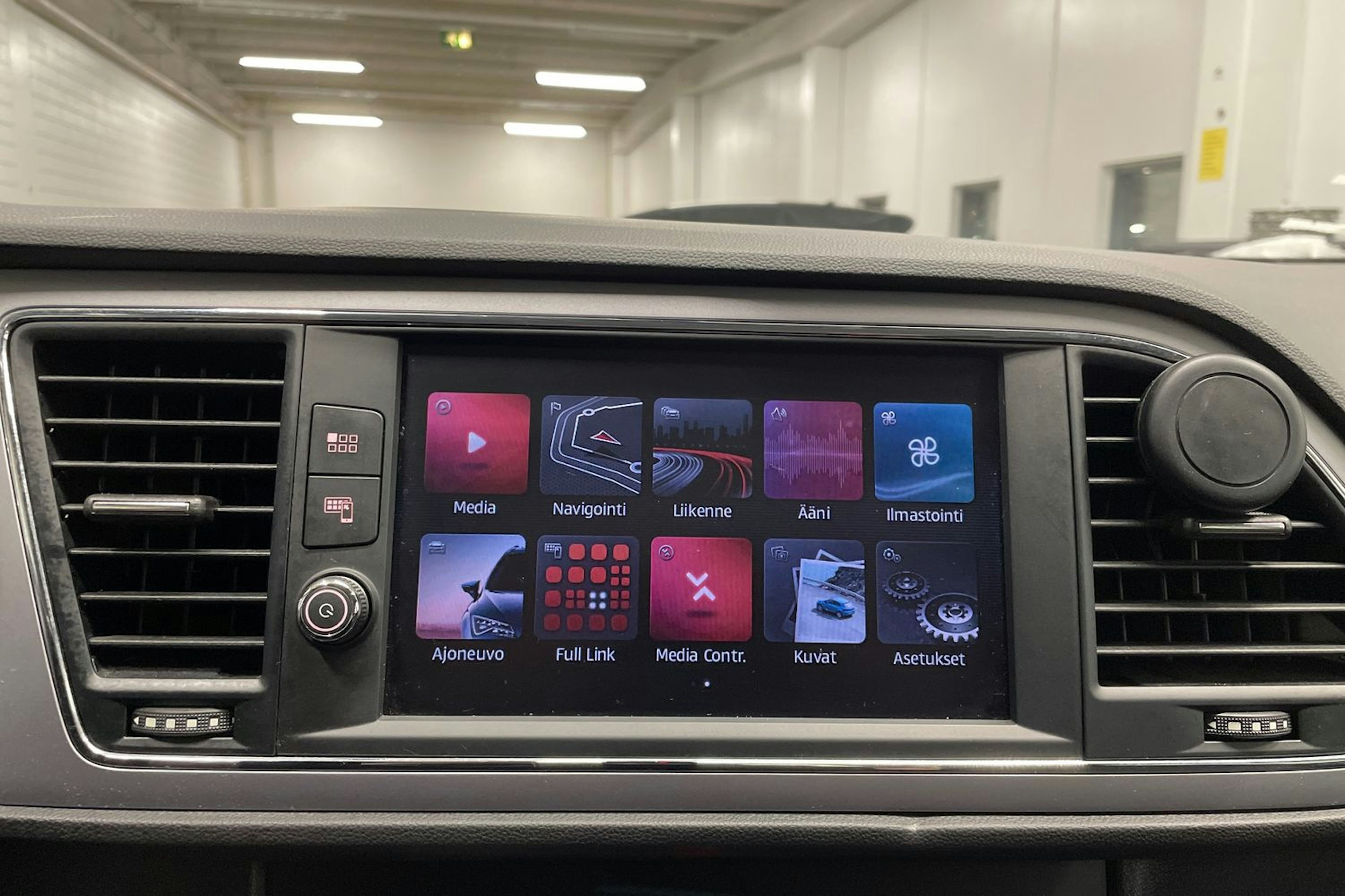 valkoinen SEAT Leon 2019 kuva 19.