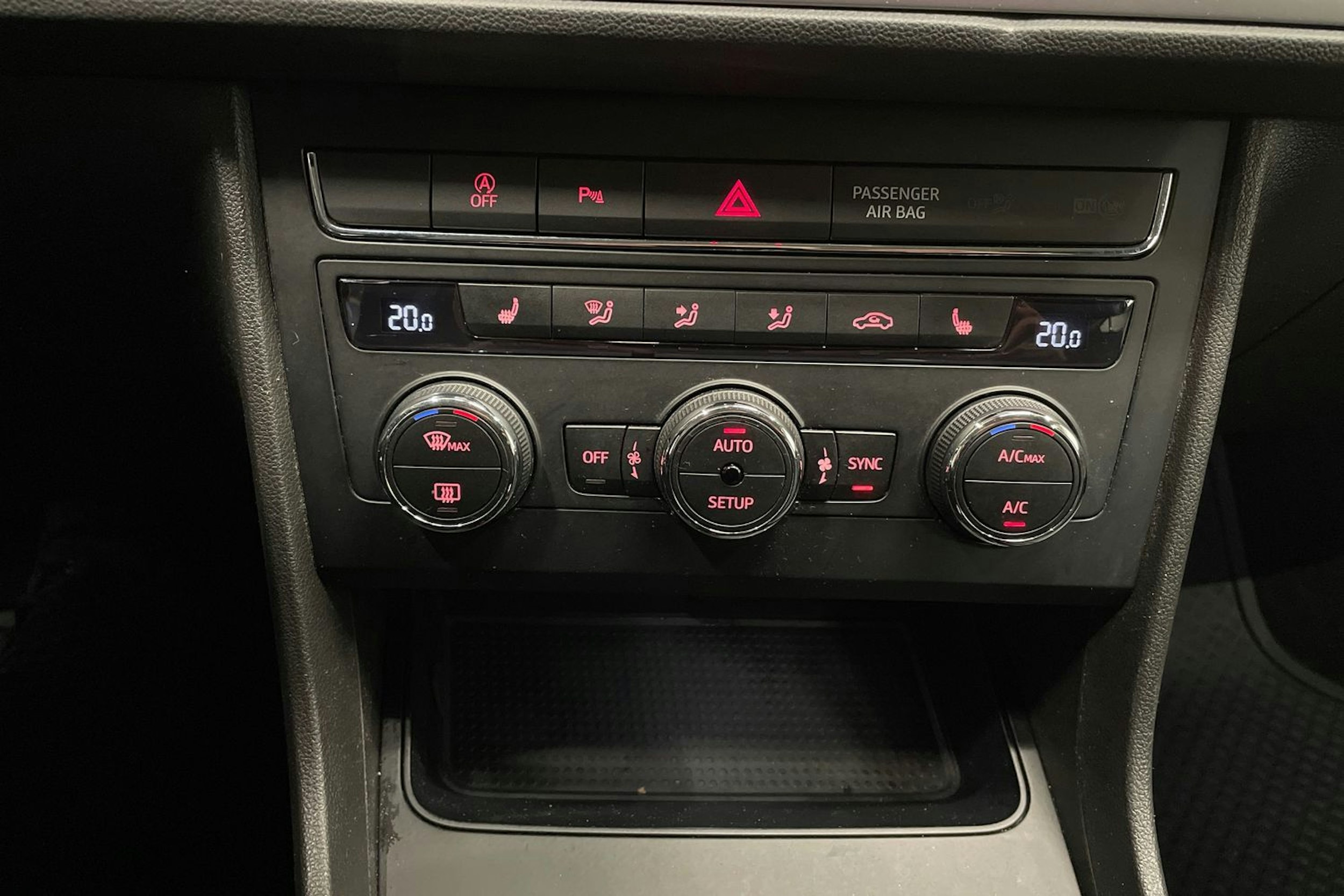 valkoinen SEAT Leon 2019 kuva 22.