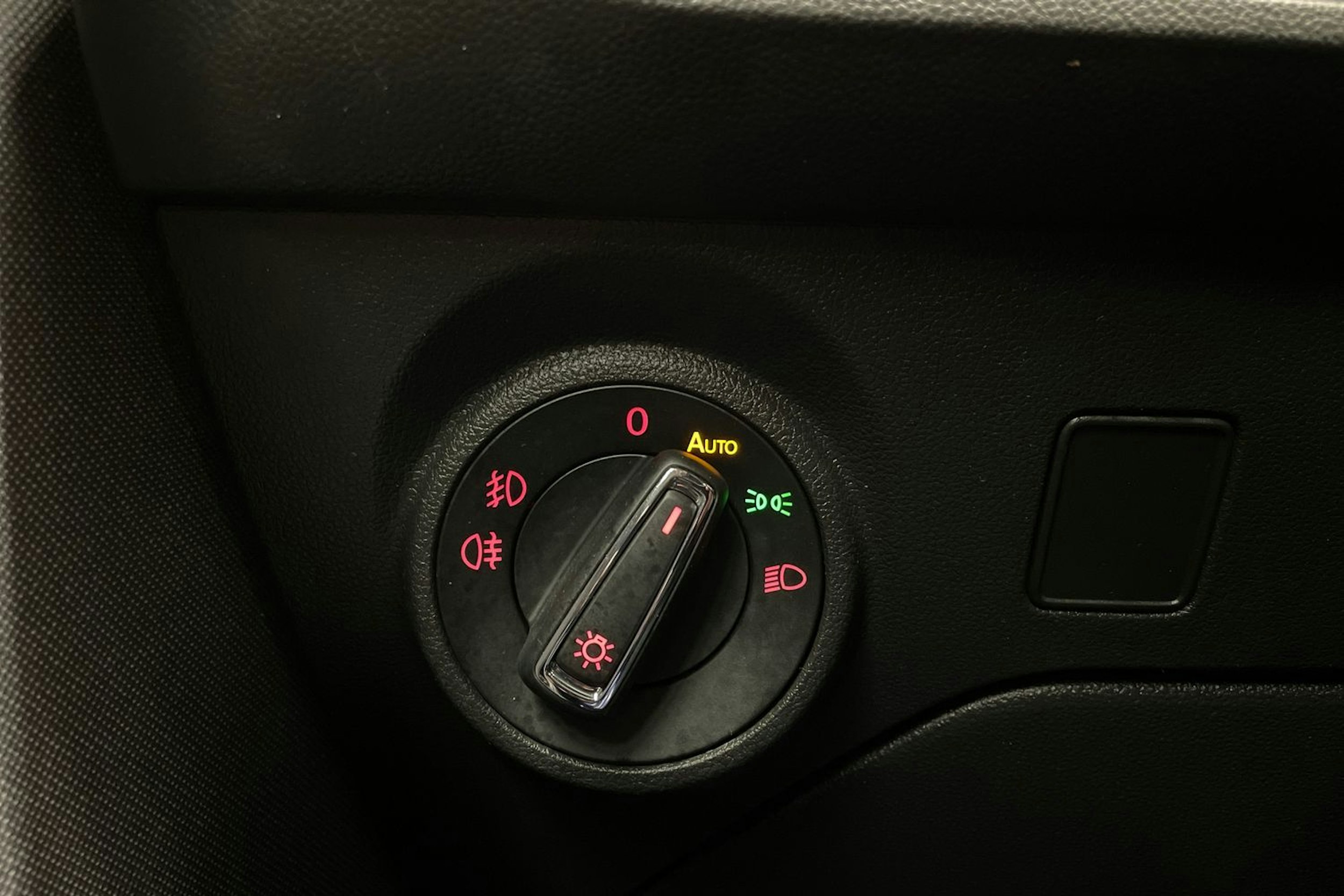 valkoinen SEAT Leon 2019 kuva 24.