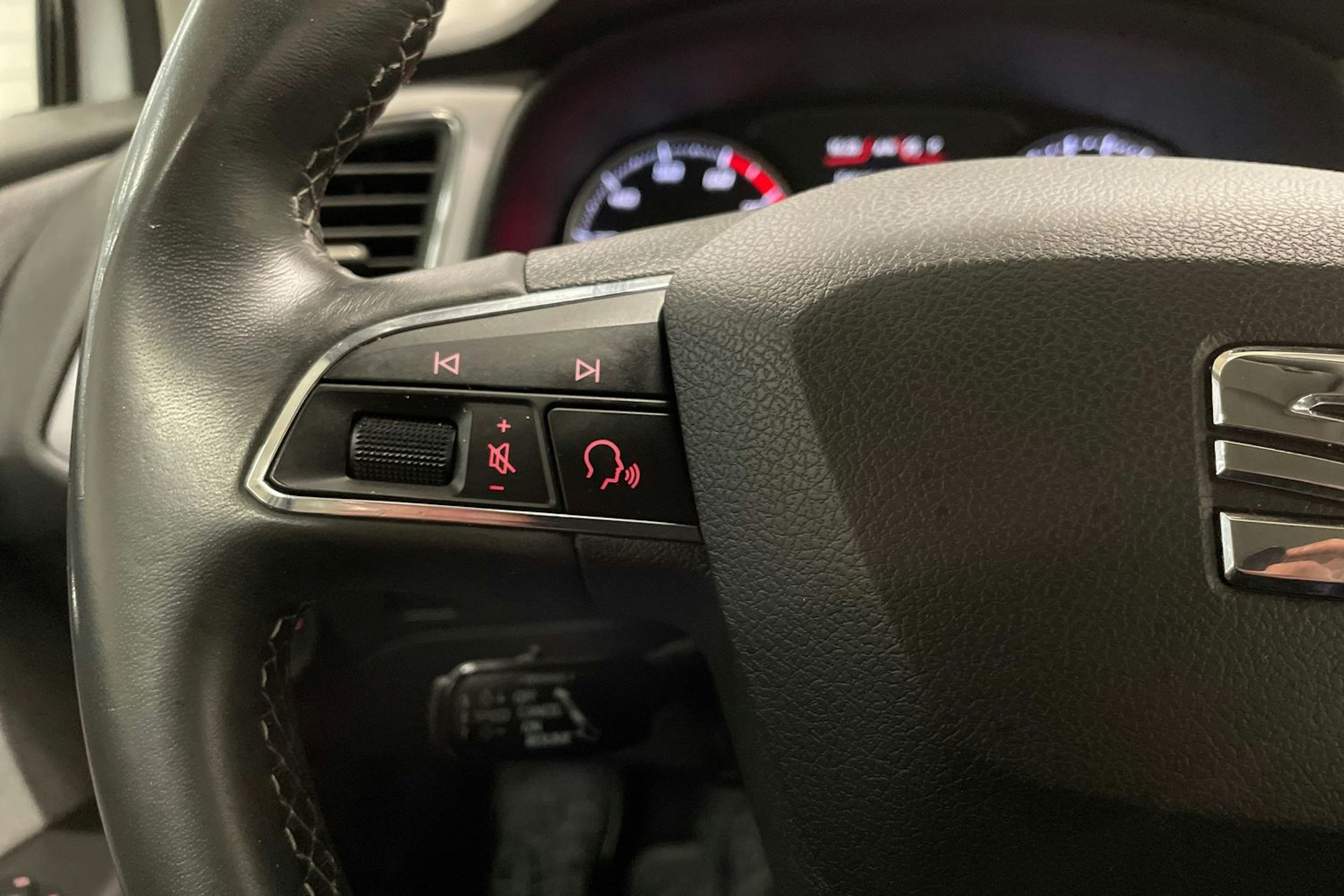 valkoinen SEAT Leon 2019 kuva 25.