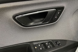 valkoinen SEAT Leon 2019 kuva 27.