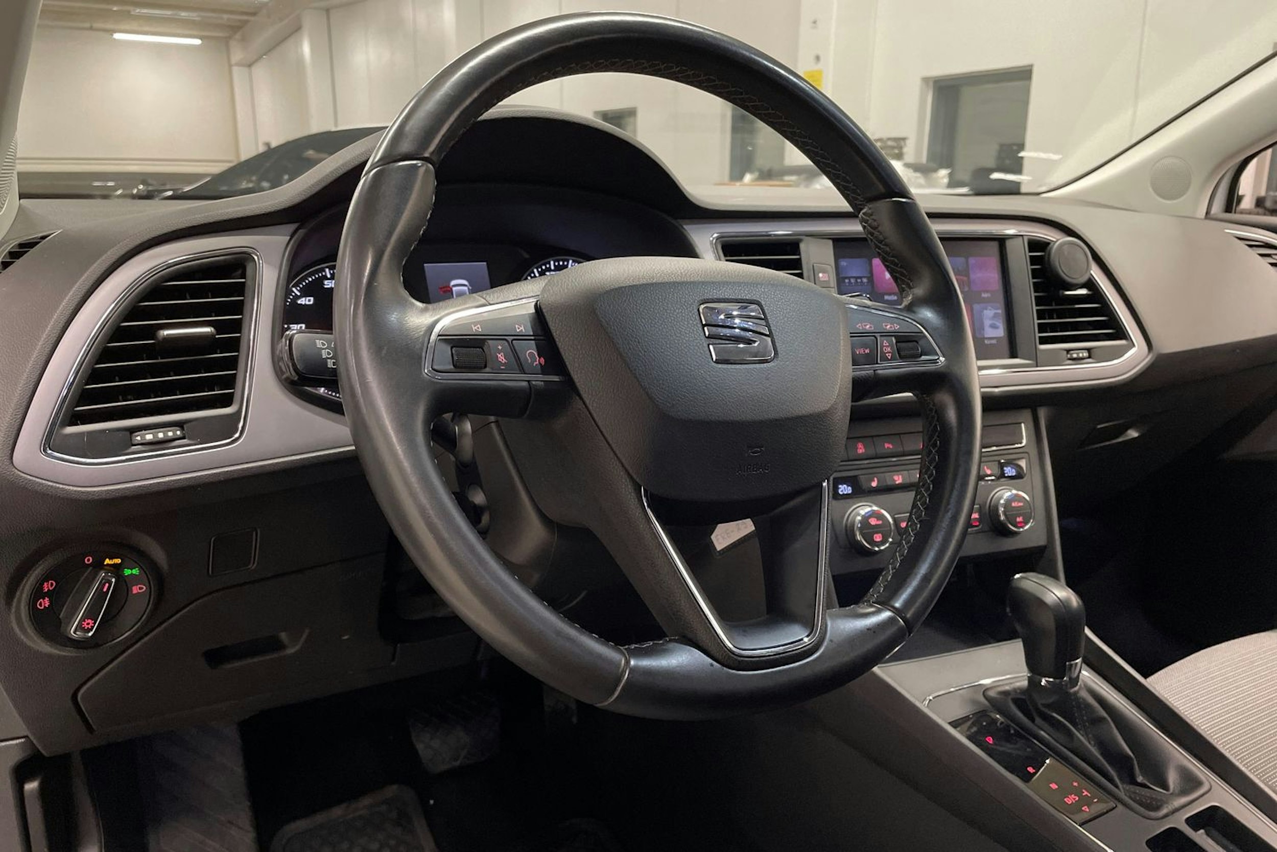 valkoinen SEAT Leon 2019 kuva 28.