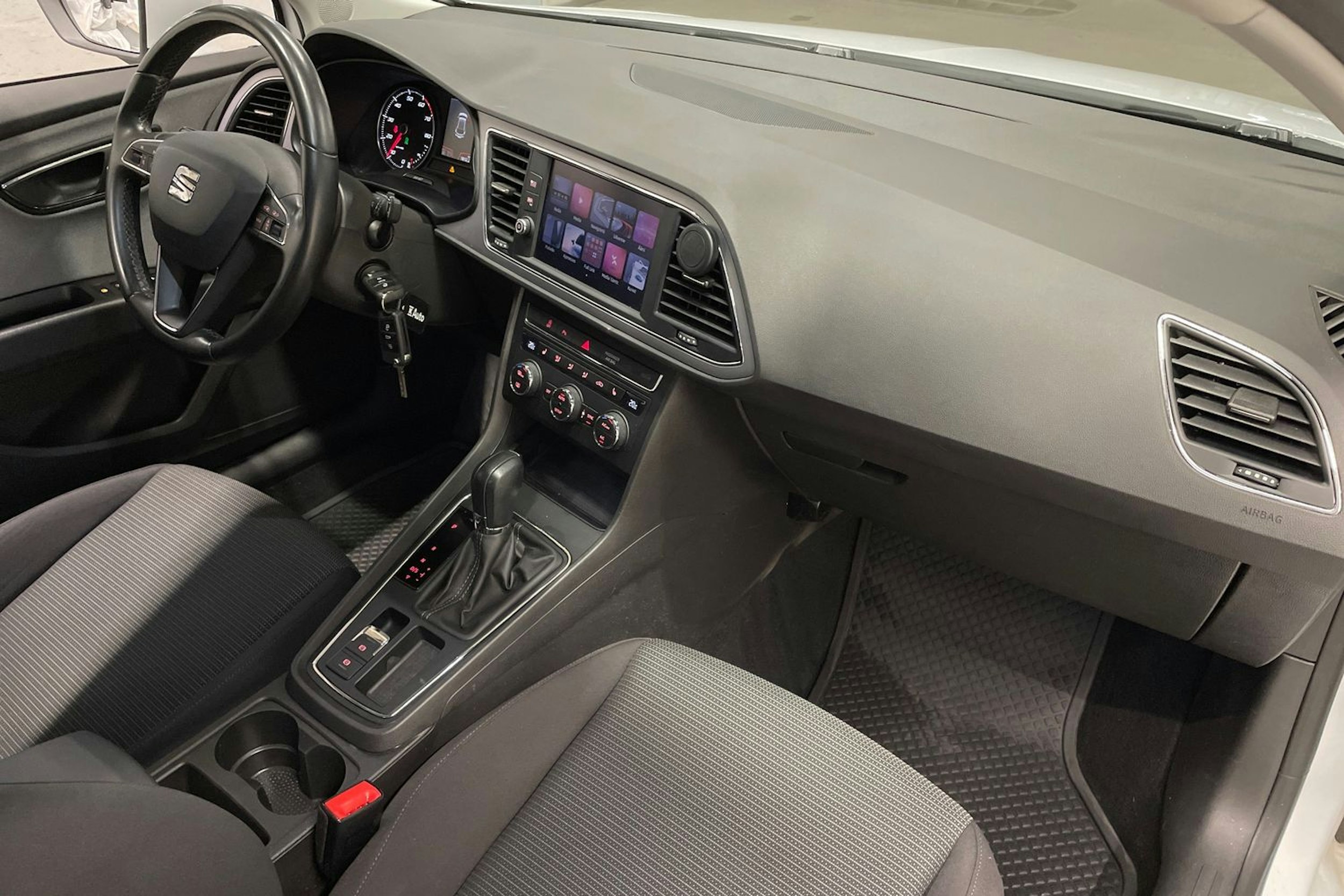 valkoinen SEAT Leon 2019 kuva 30.