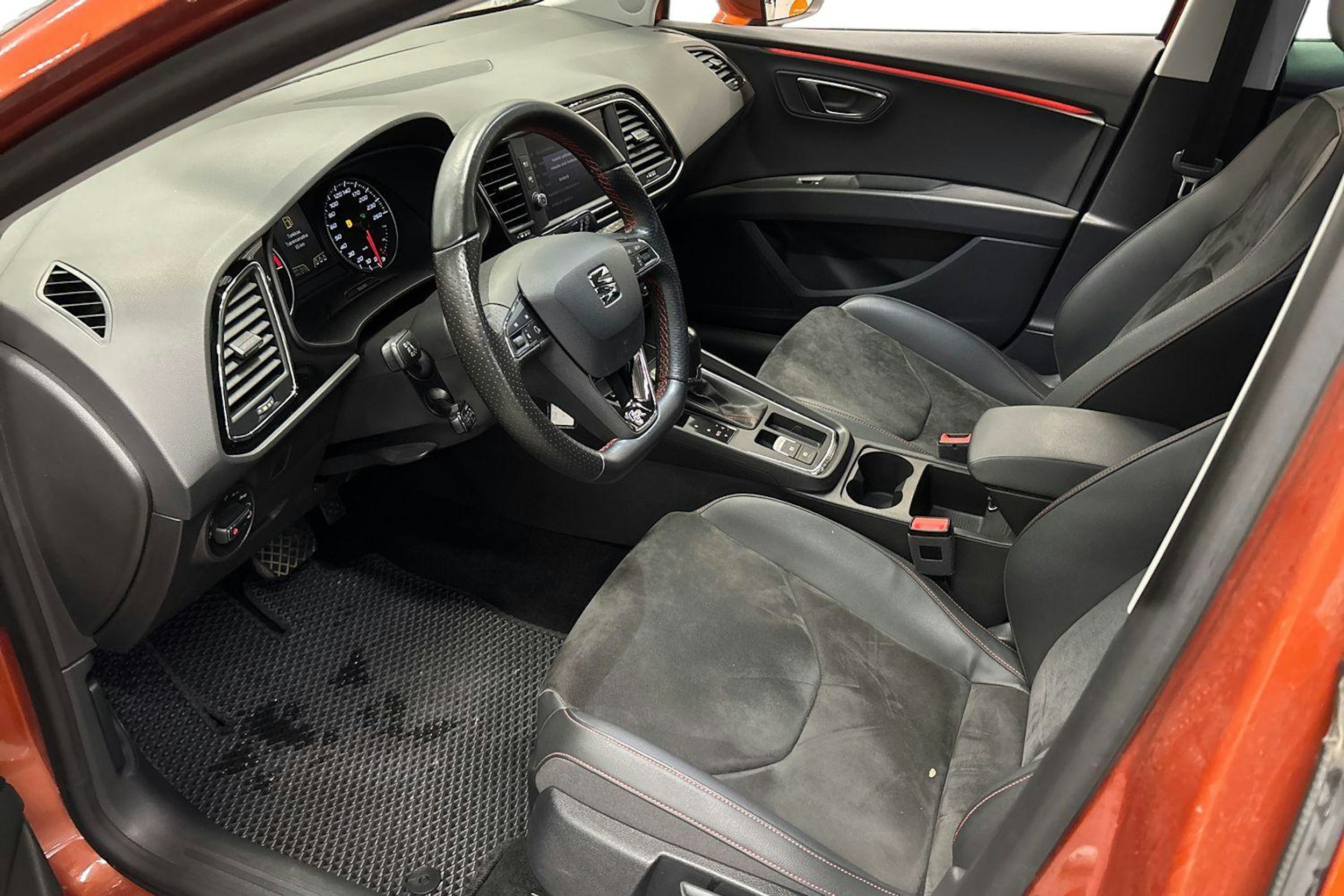 oranssi SEAT Leon 2019 kuva 3.