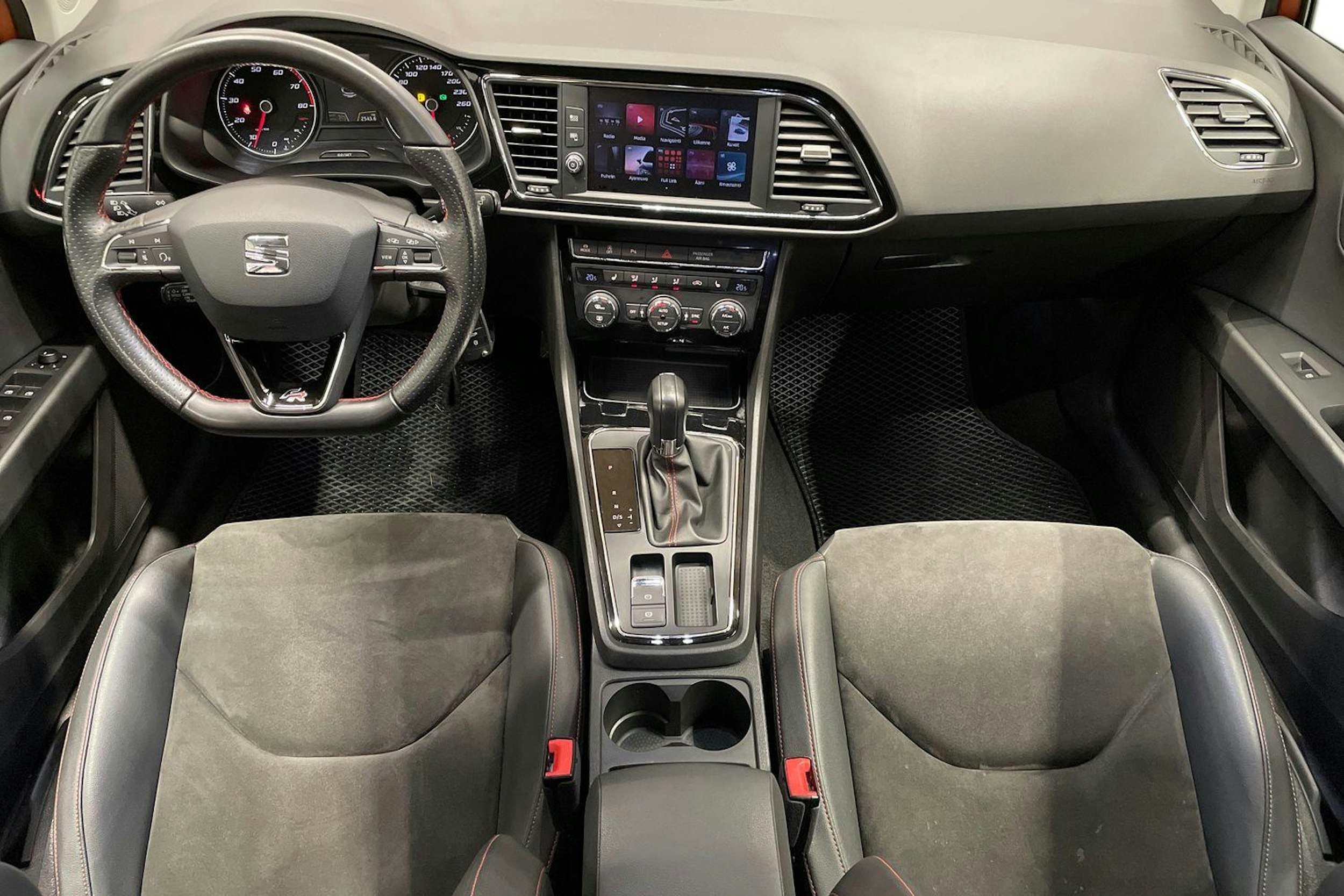 oranssi SEAT Leon 2019 kuva 9.