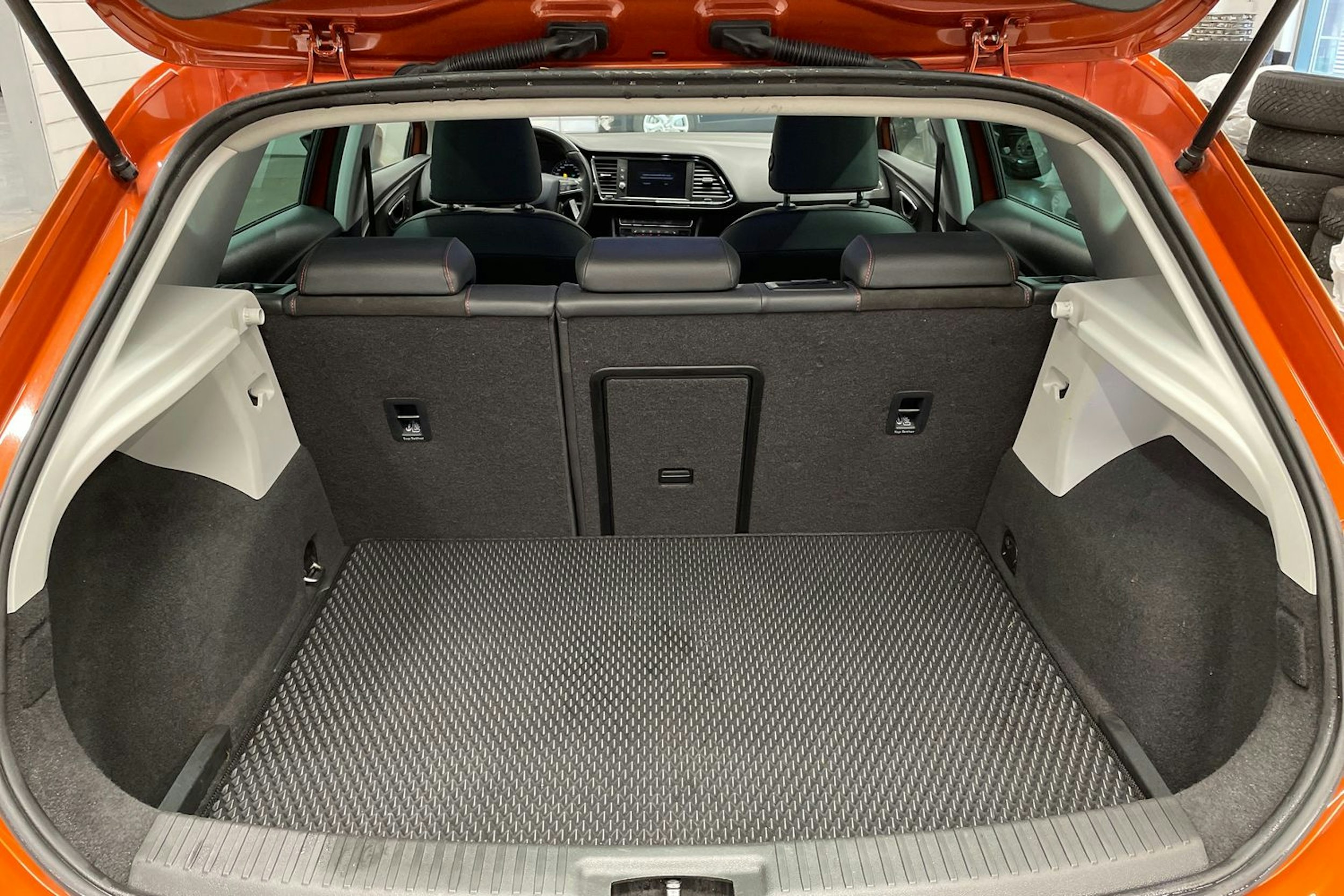 oranssi SEAT Leon 2019 kuva 14.