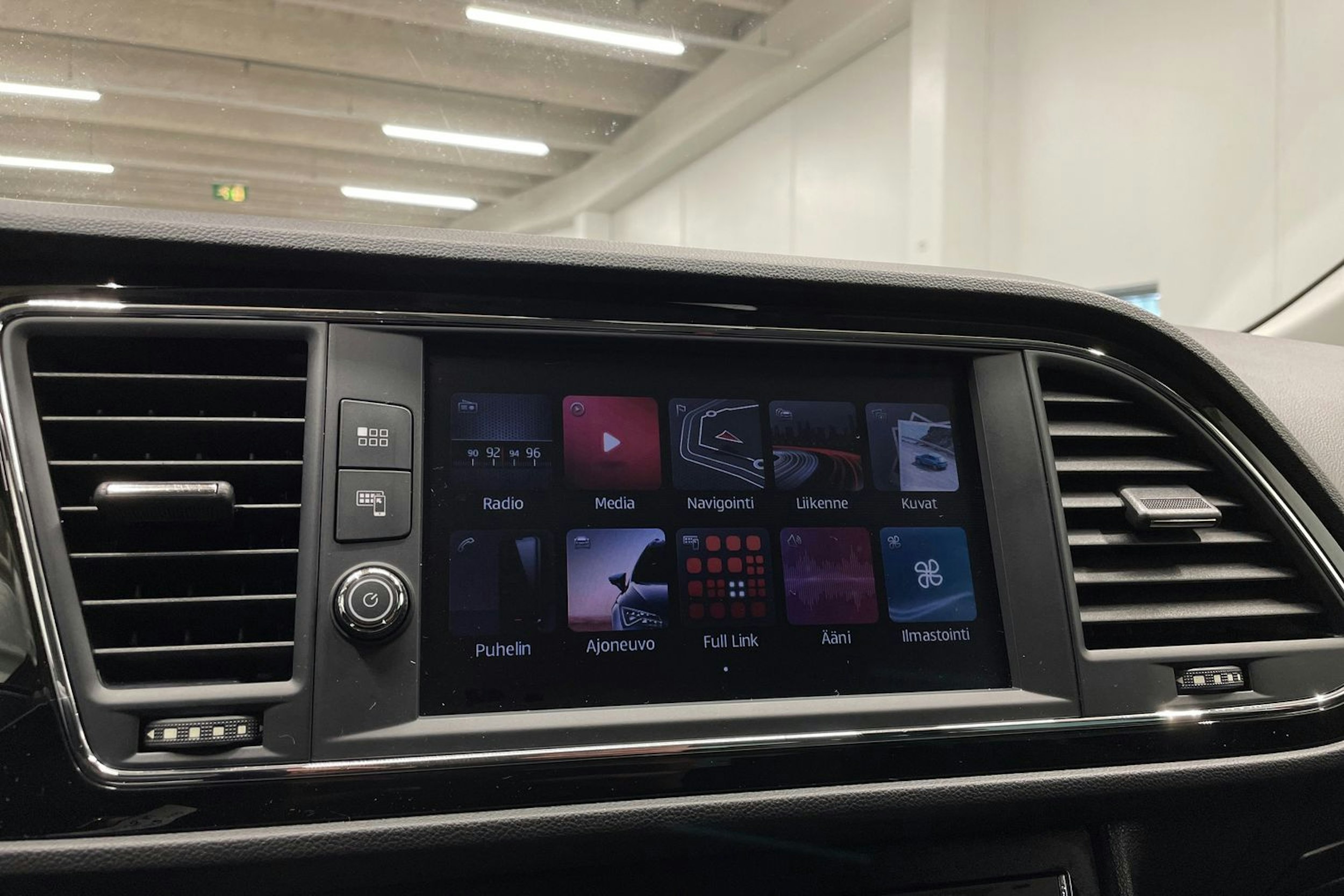 oranssi SEAT Leon 2019 kuva 16.