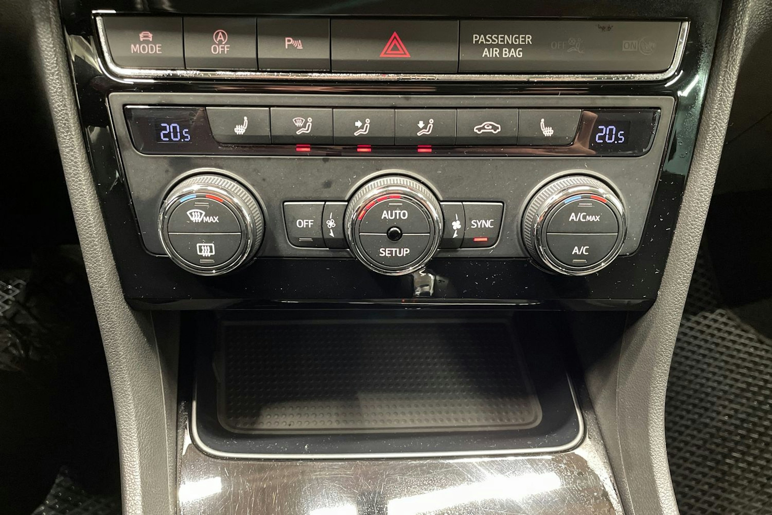 oranssi SEAT Leon 2019 kuva 20.