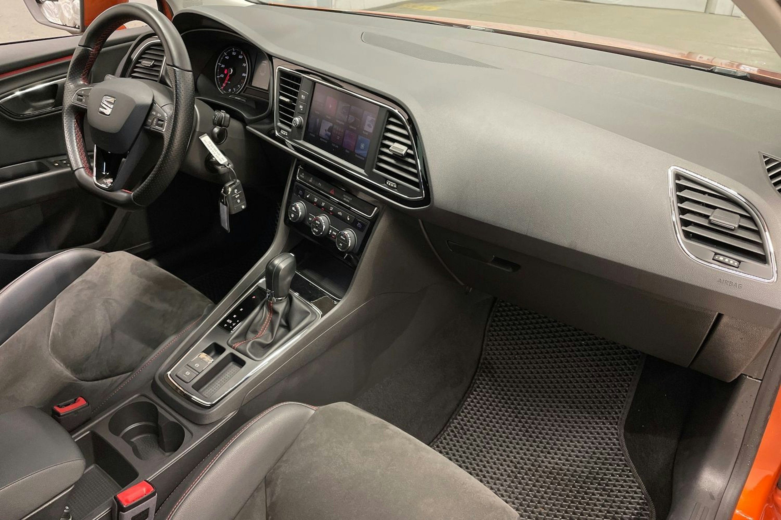 oranssi SEAT Leon 2019 kuva 28.