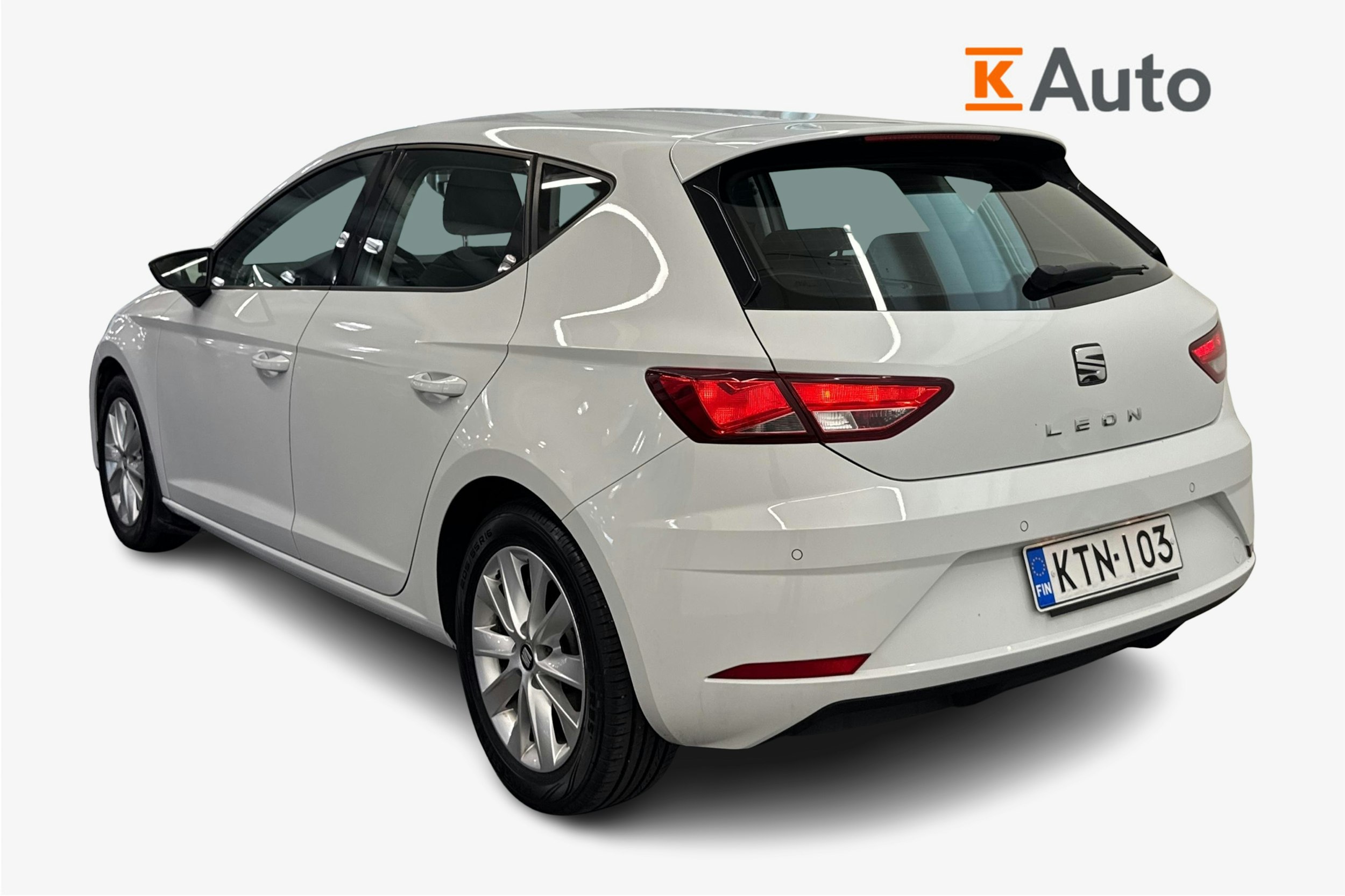 Valkoinen SEAT LEON 2019 kuva 2.