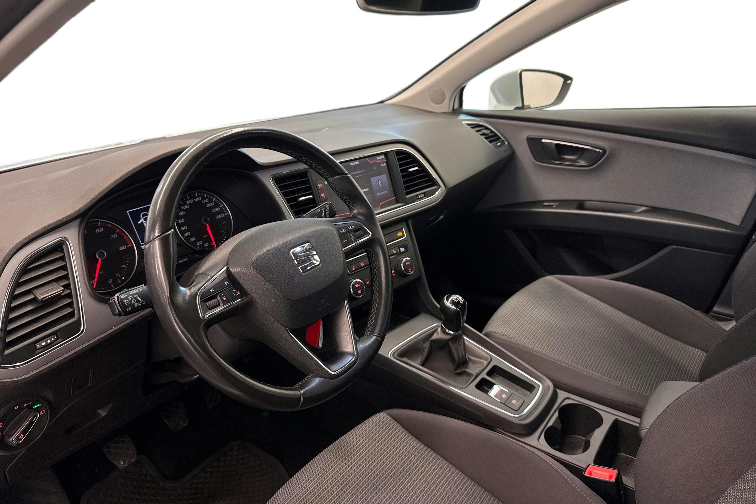Valkoinen SEAT LEON 2019 kuva 7.