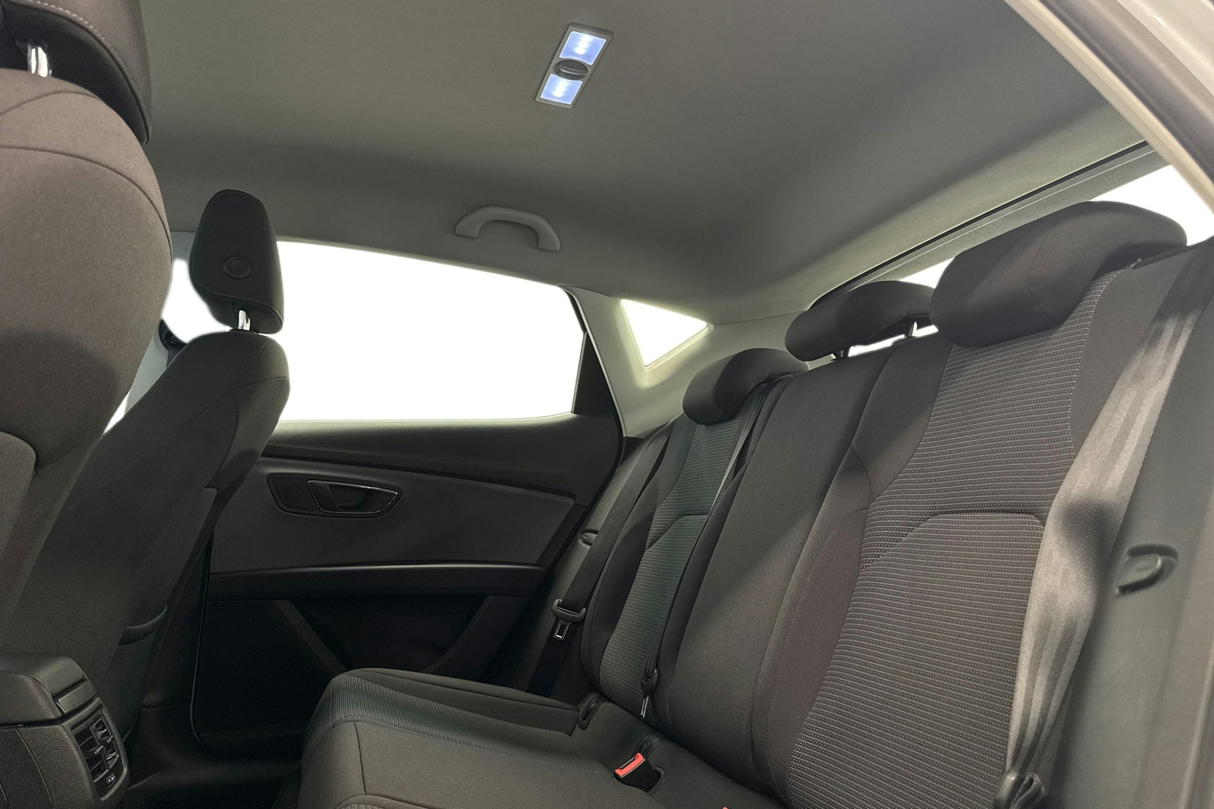Valkoinen SEAT LEON 2019 kuva 10.