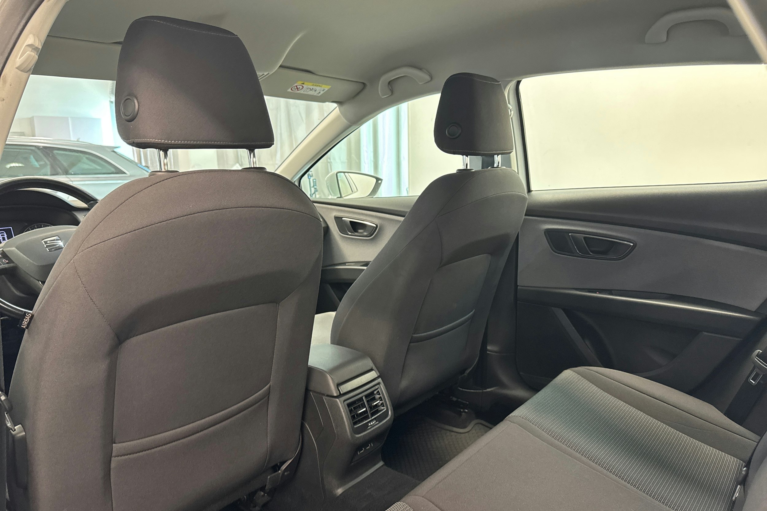 Valkoinen SEAT LEON 2019 kuva 14.