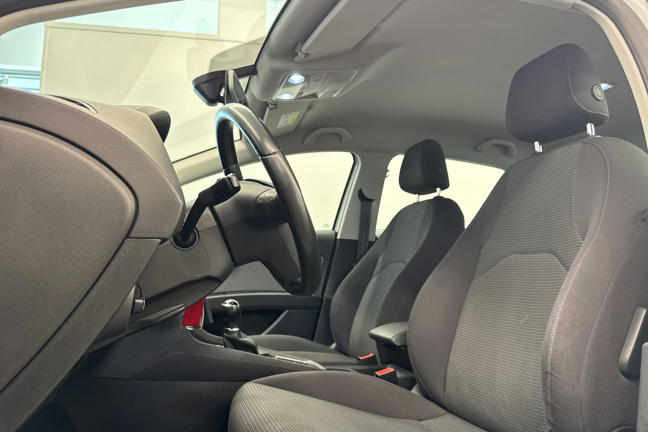 Valkoinen SEAT LEON 2019 kuva 15.