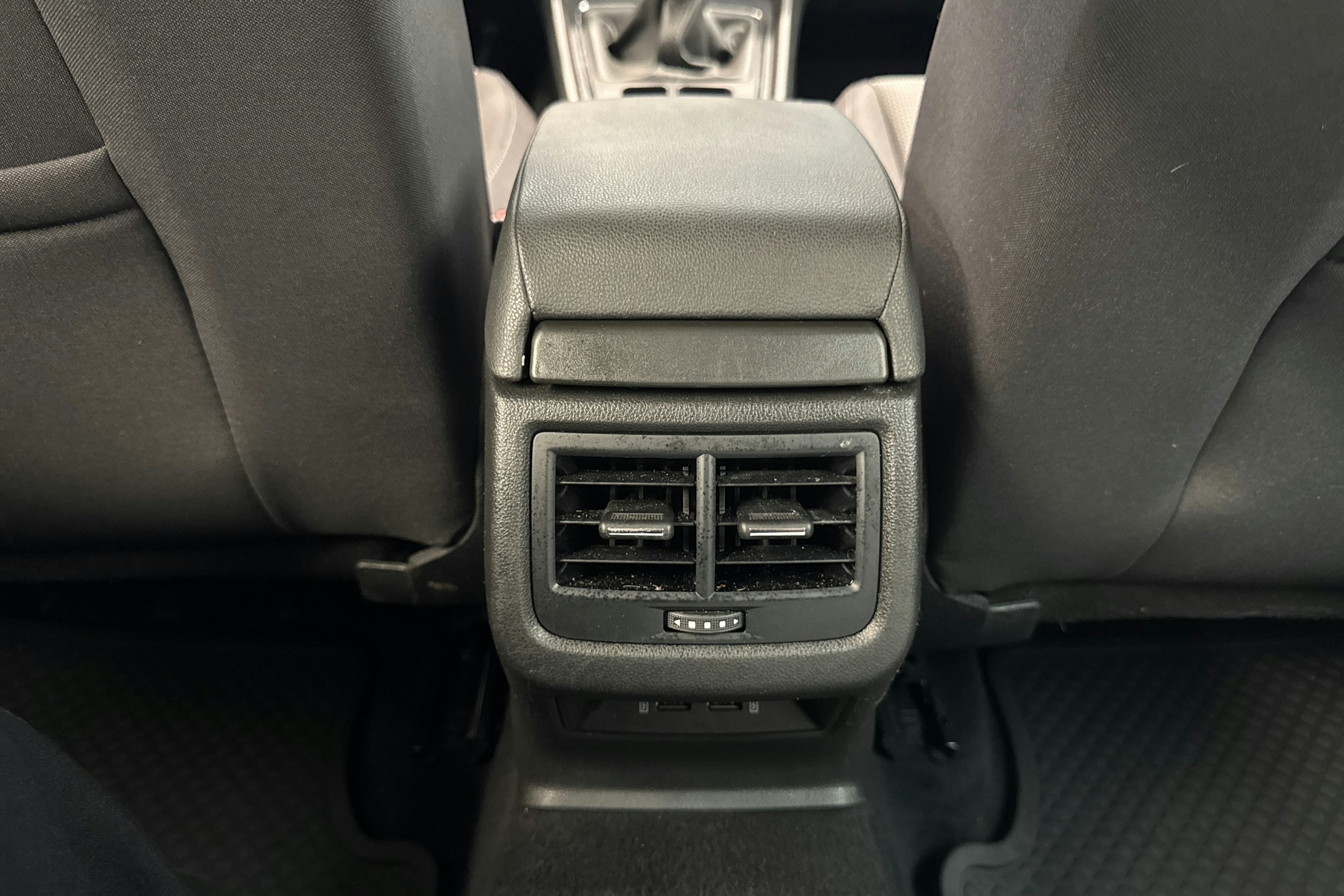 Valkoinen SEAT LEON 2019 kuva 16.