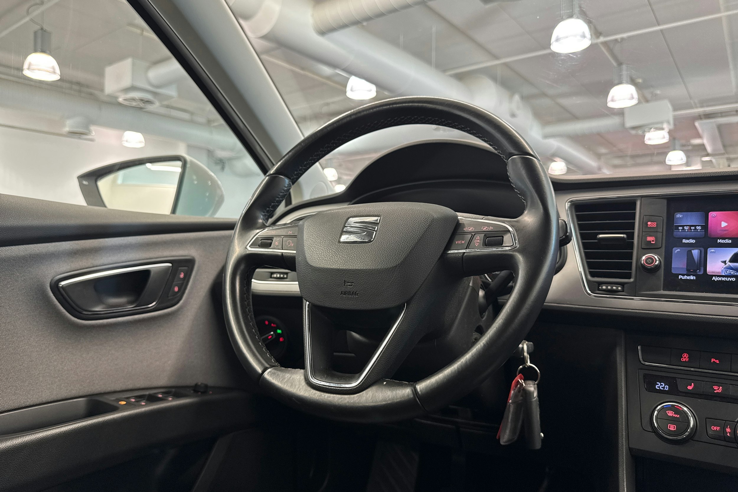 Valkoinen SEAT LEON 2019 kuva 17.