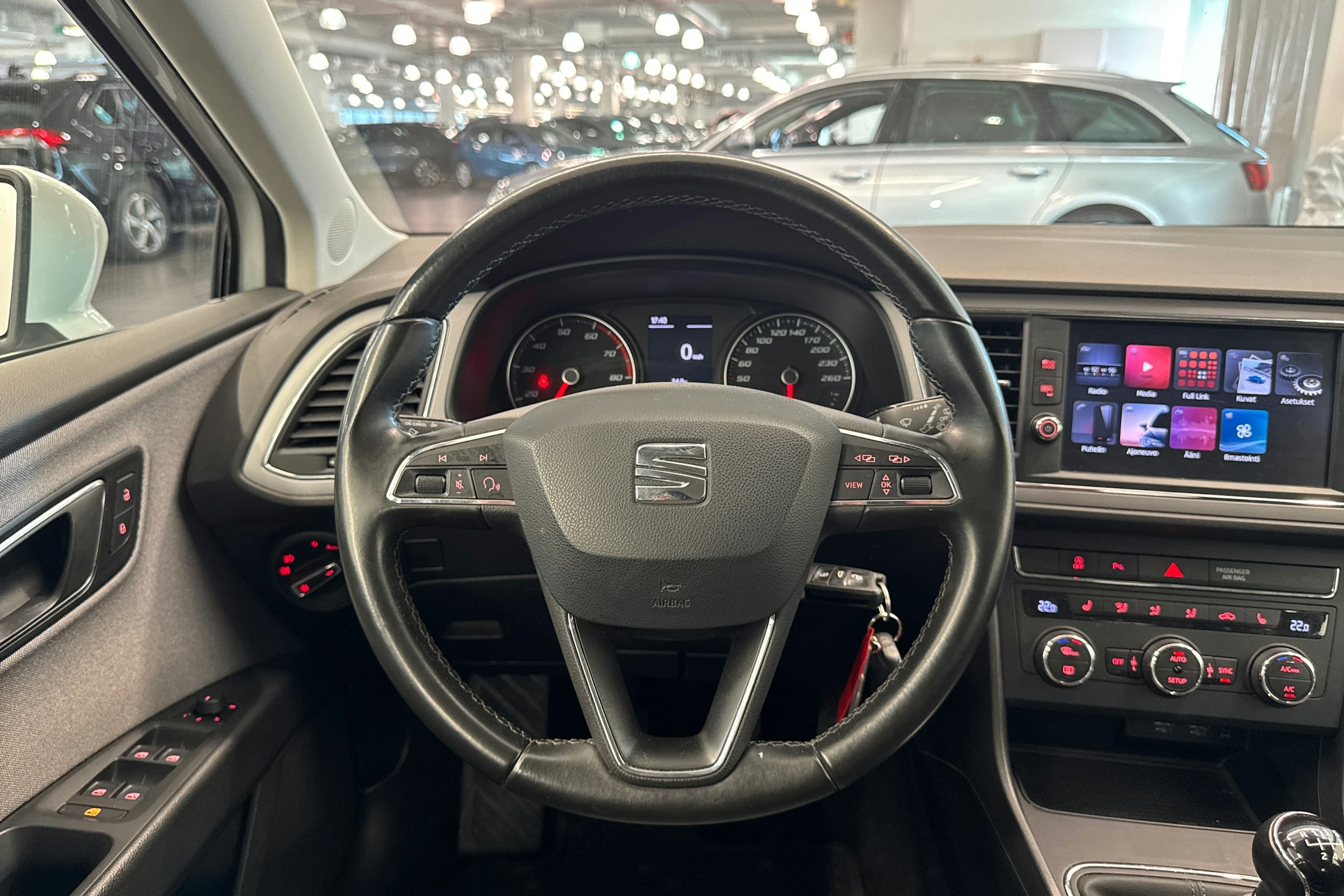 Valkoinen SEAT LEON 2019 kuva 18.