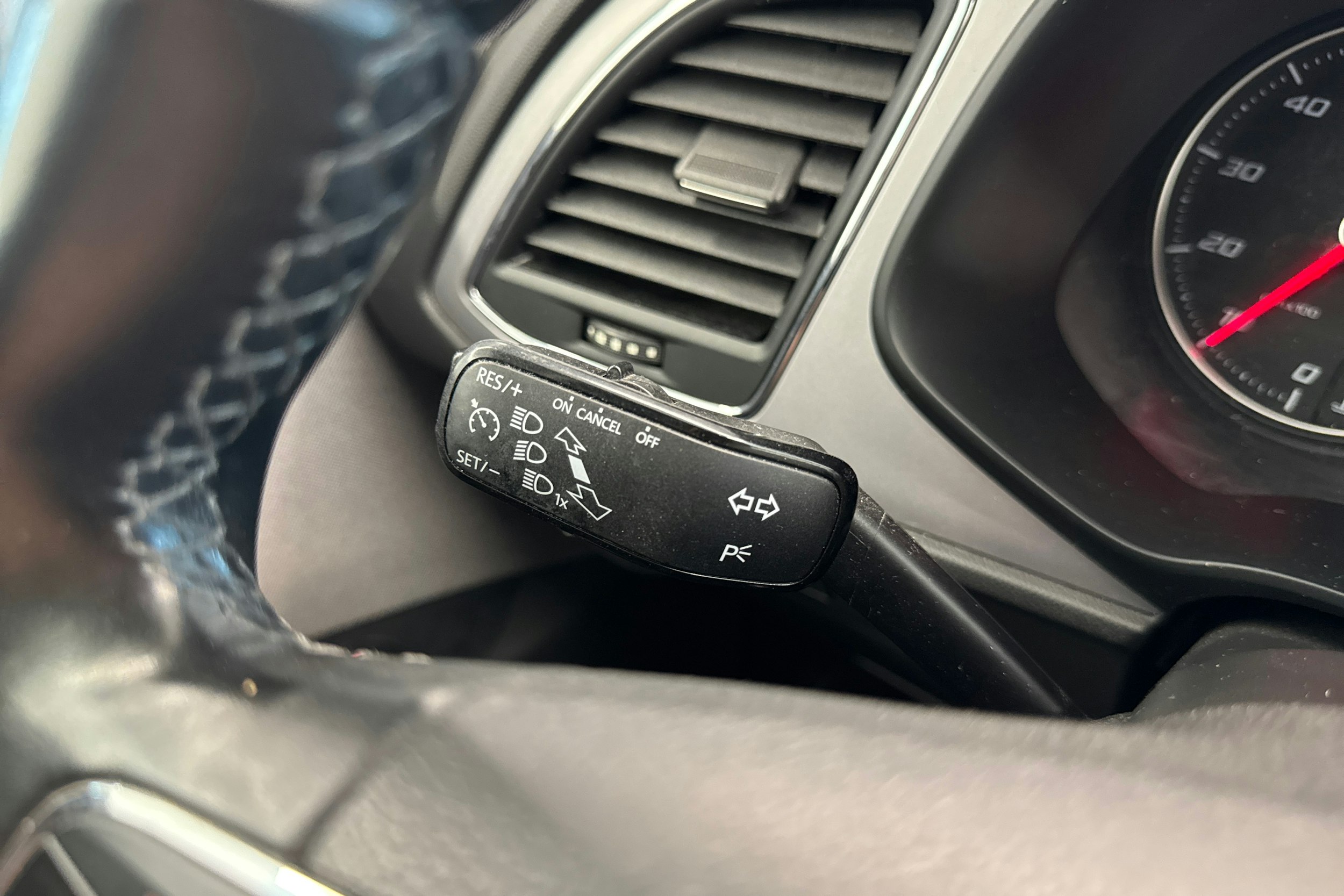 Valkoinen SEAT LEON 2019 kuva 20.
