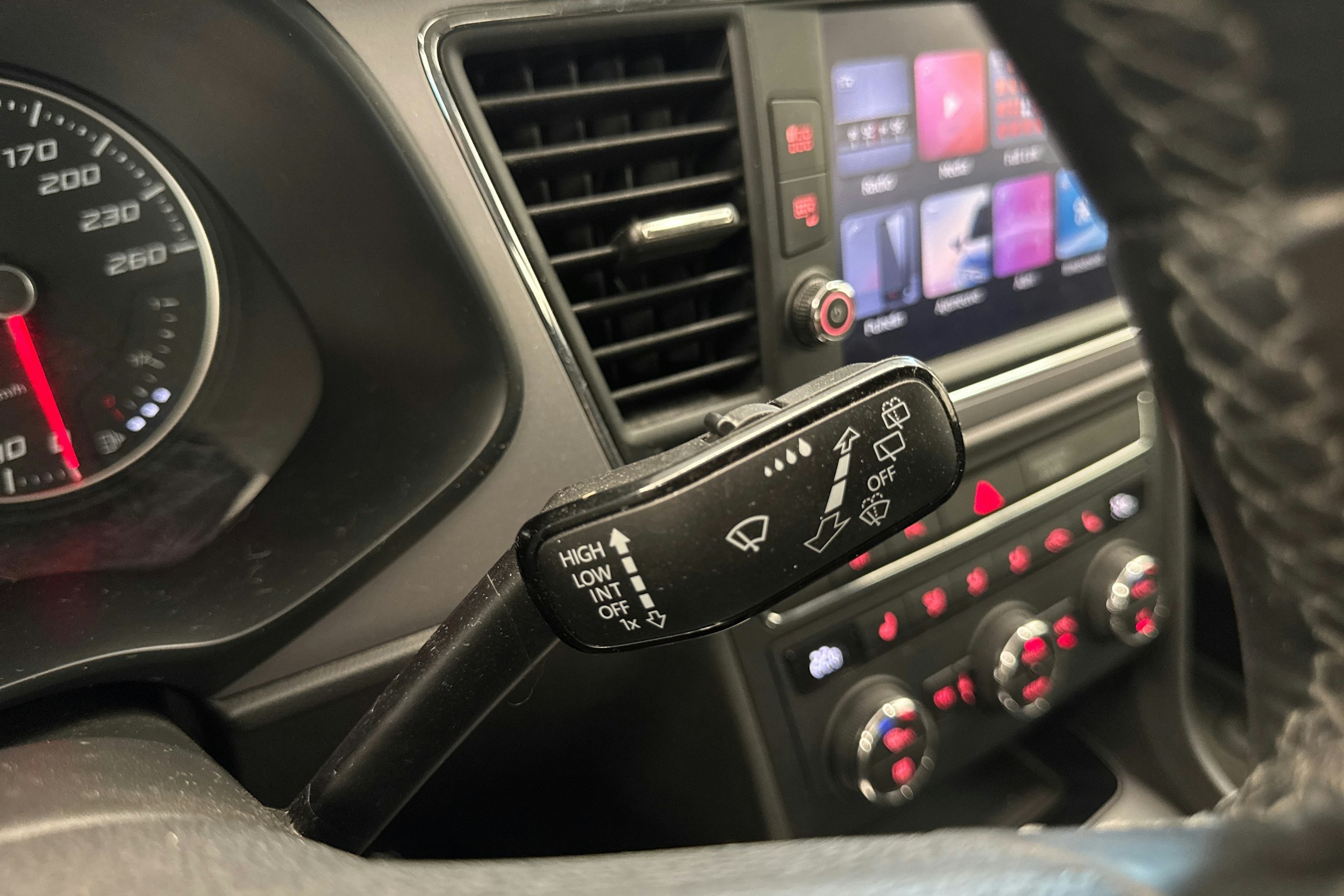 Valkoinen SEAT LEON 2019 kuva 21.