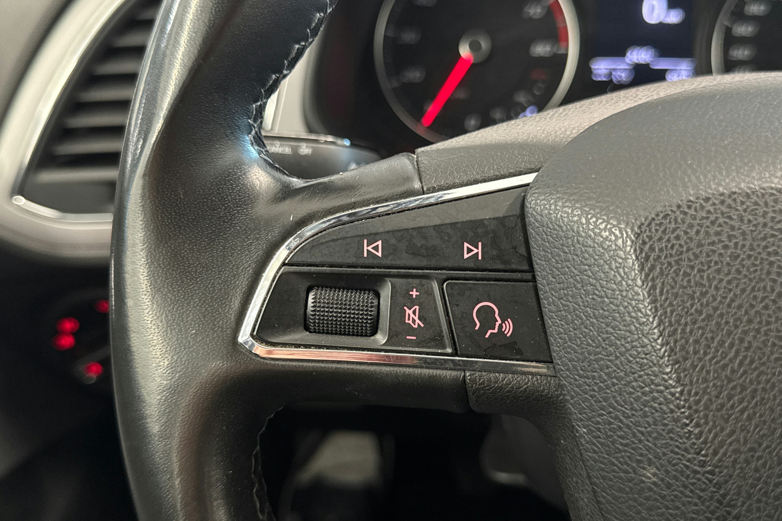 Valkoinen SEAT LEON 2019 kuva 22.