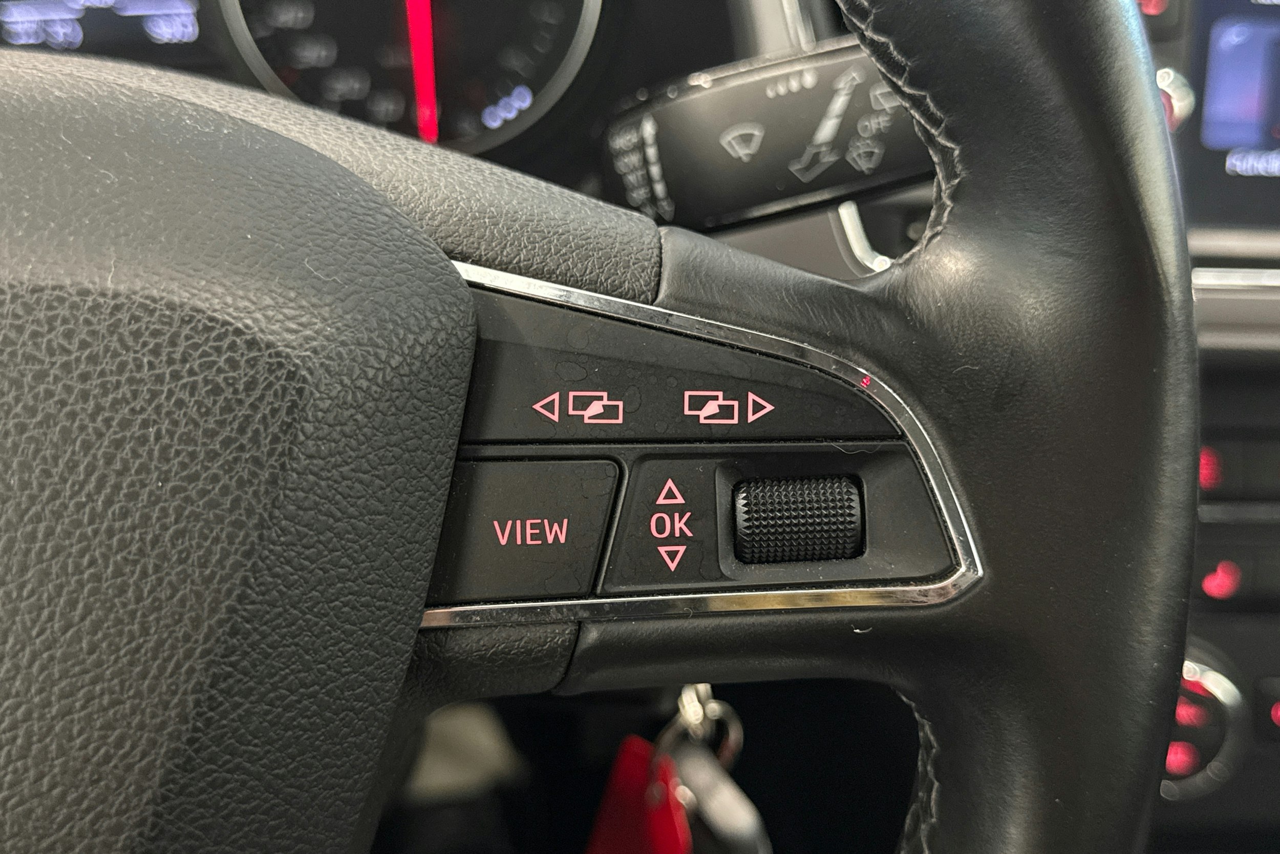 Valkoinen SEAT LEON 2019 kuva 23.