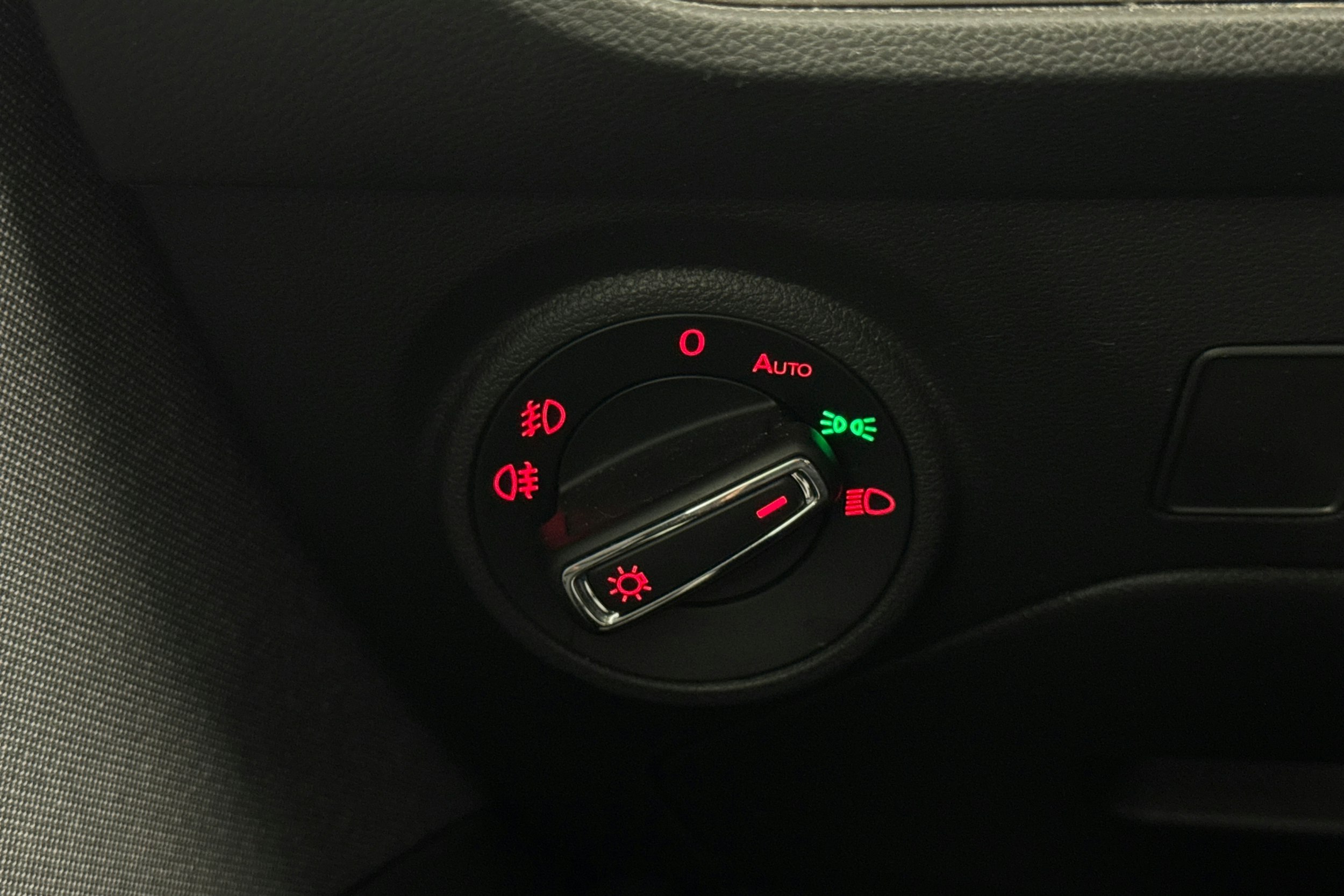 Valkoinen SEAT LEON 2019 kuva 24.