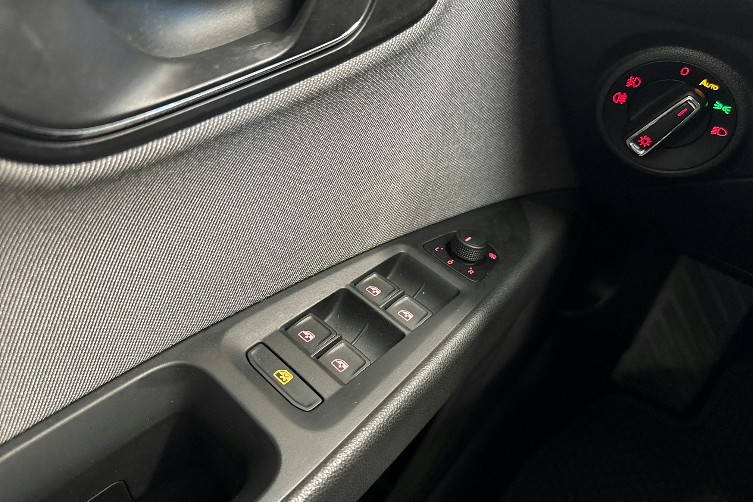 Valkoinen SEAT LEON 2019 kuva 25.
