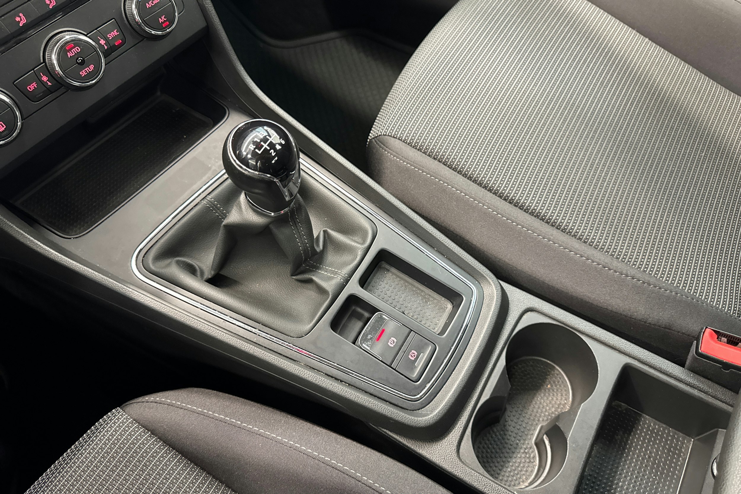 Valkoinen SEAT LEON 2019 kuva 26.