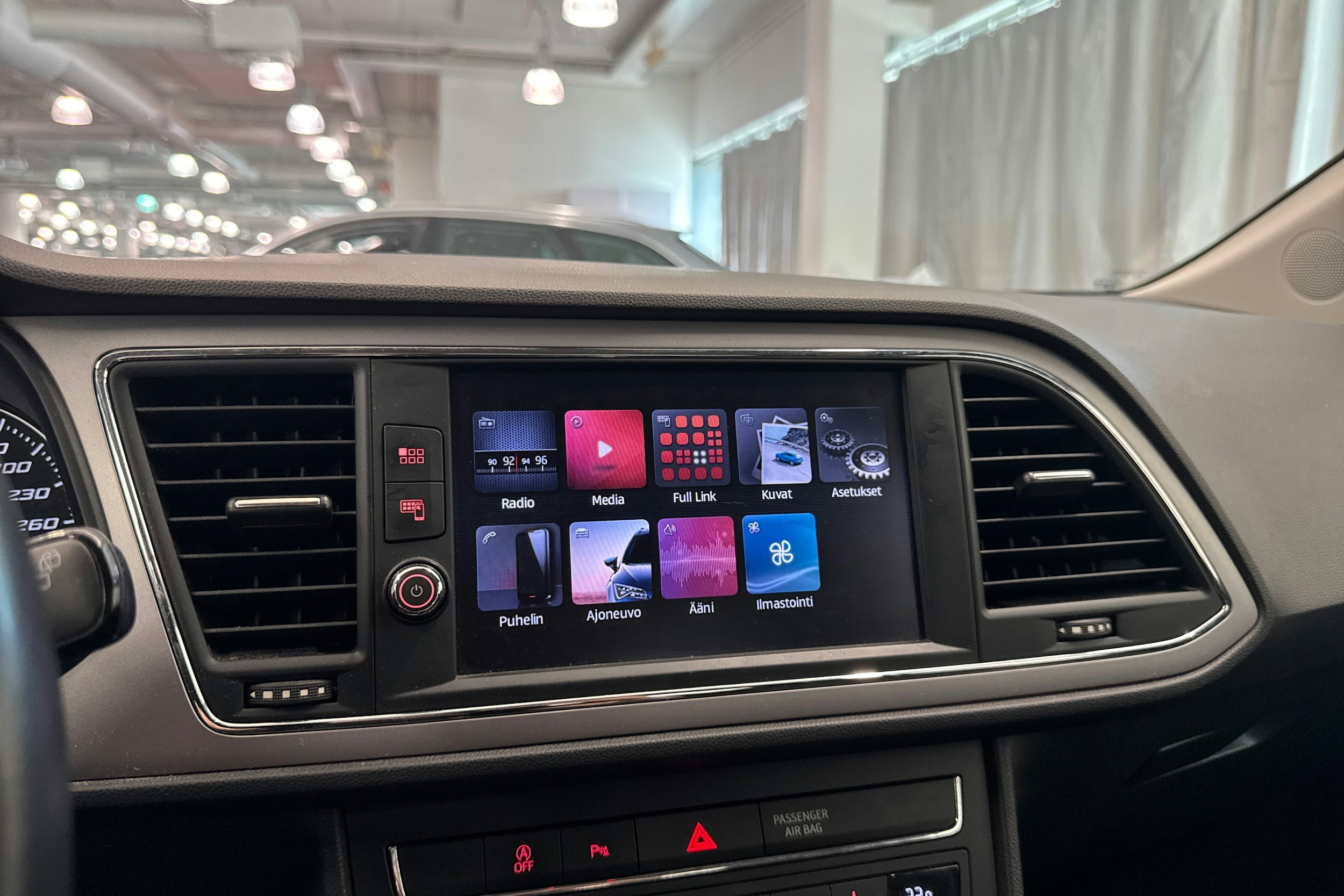 Valkoinen SEAT LEON 2019 kuva 28.