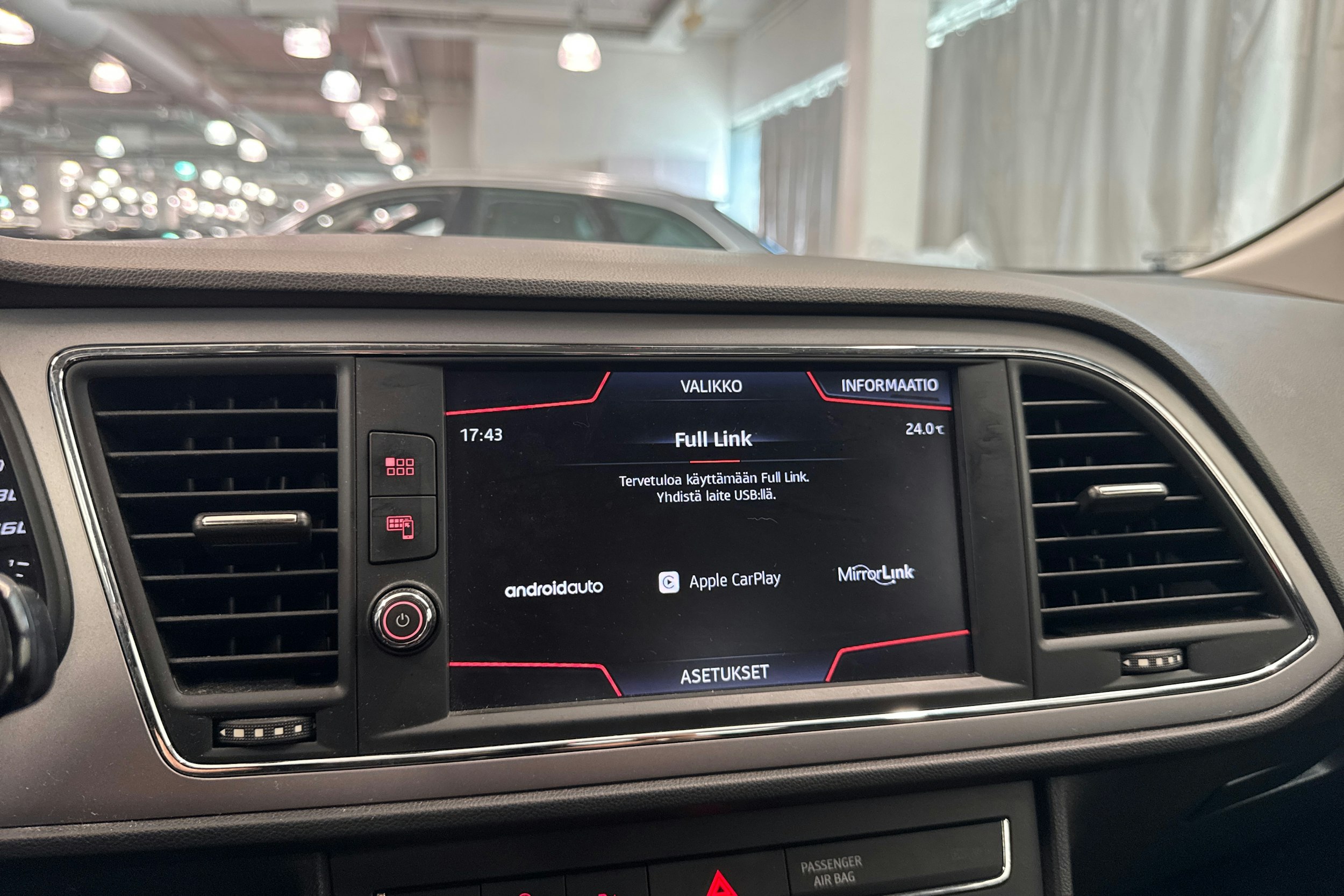 Valkoinen SEAT LEON 2019 kuva 29.