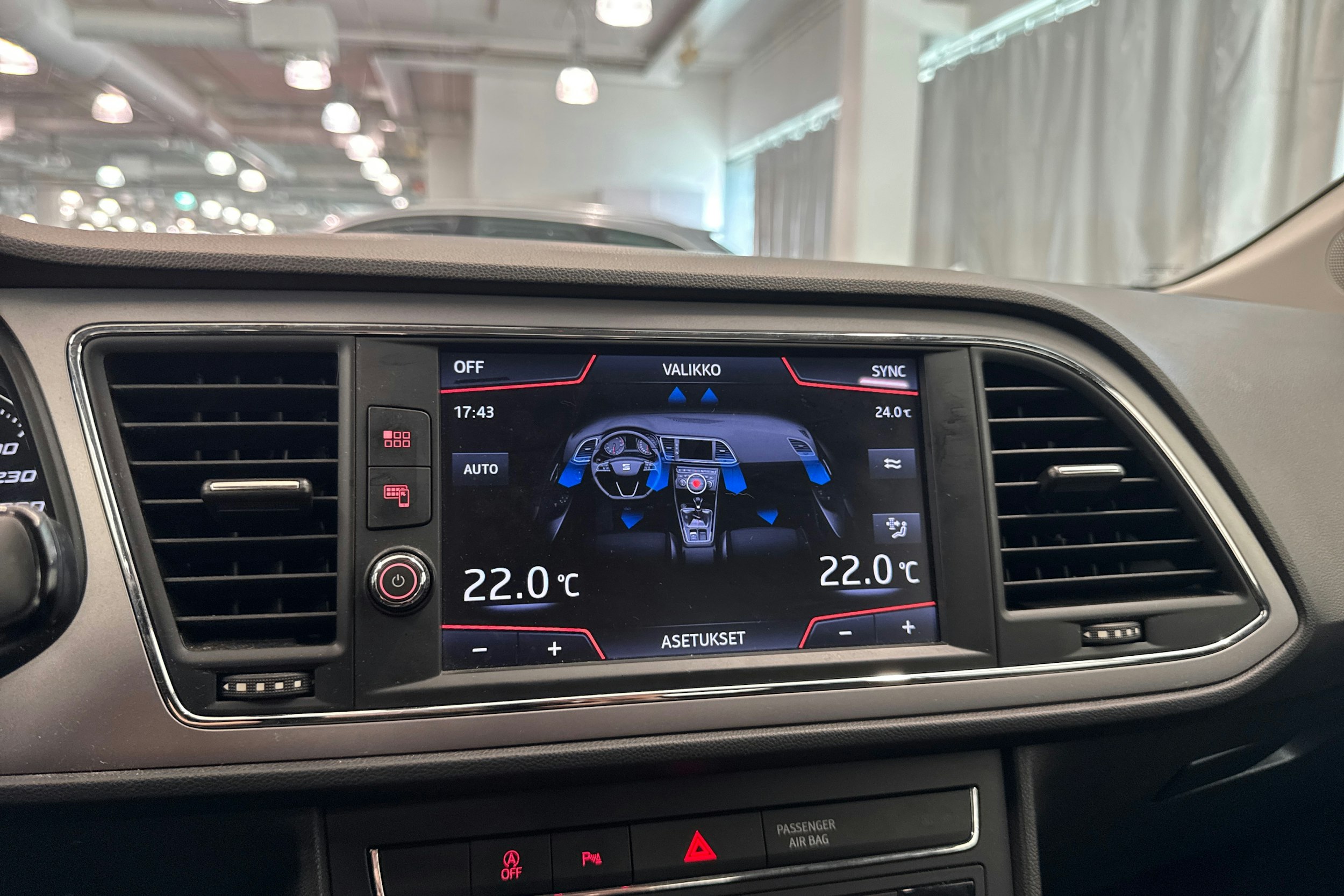 Valkoinen SEAT LEON 2019 kuva 30.